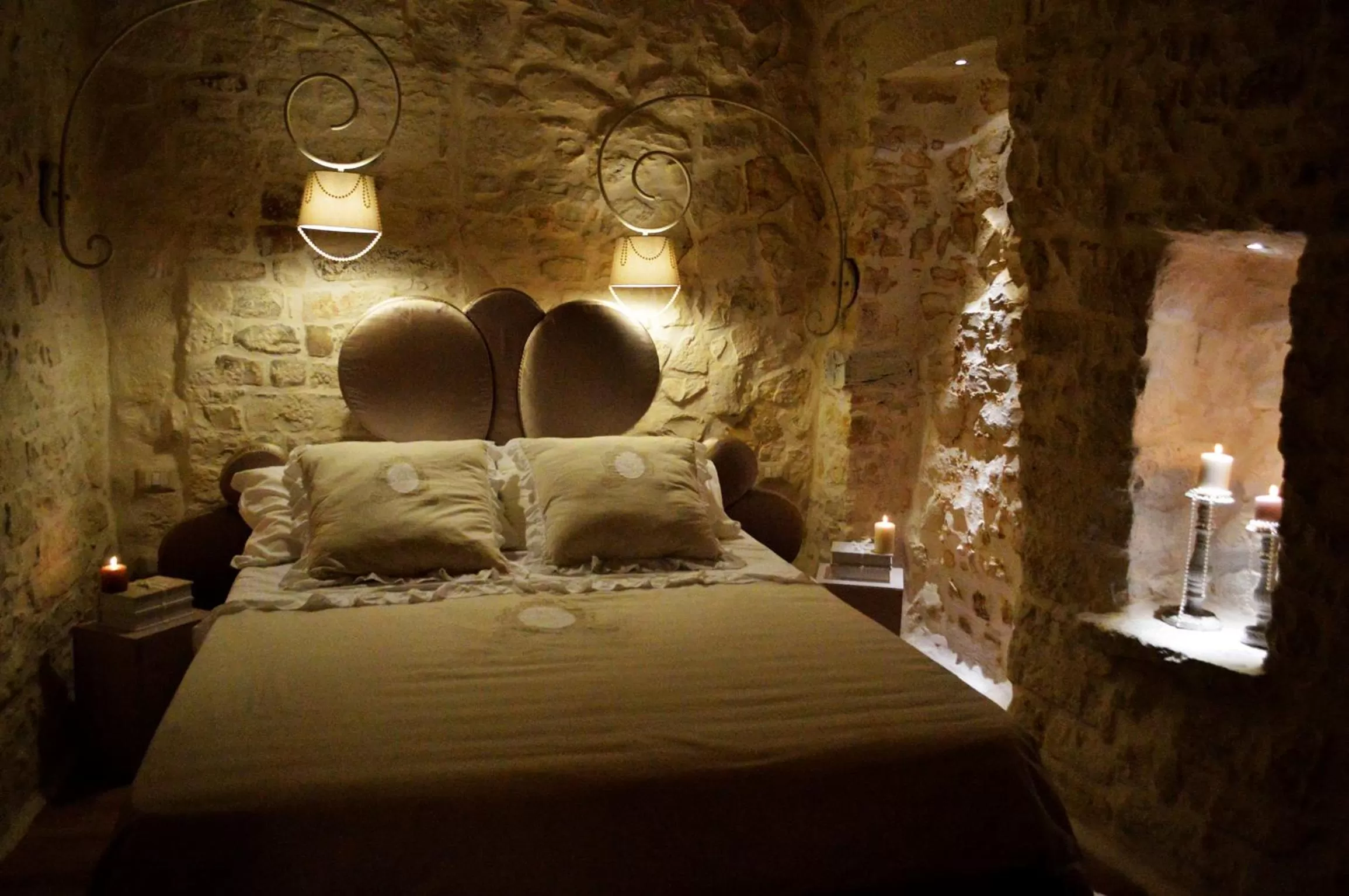 Decorative detail, Bed in Albergo Diffuso Dimora Rossi B&B