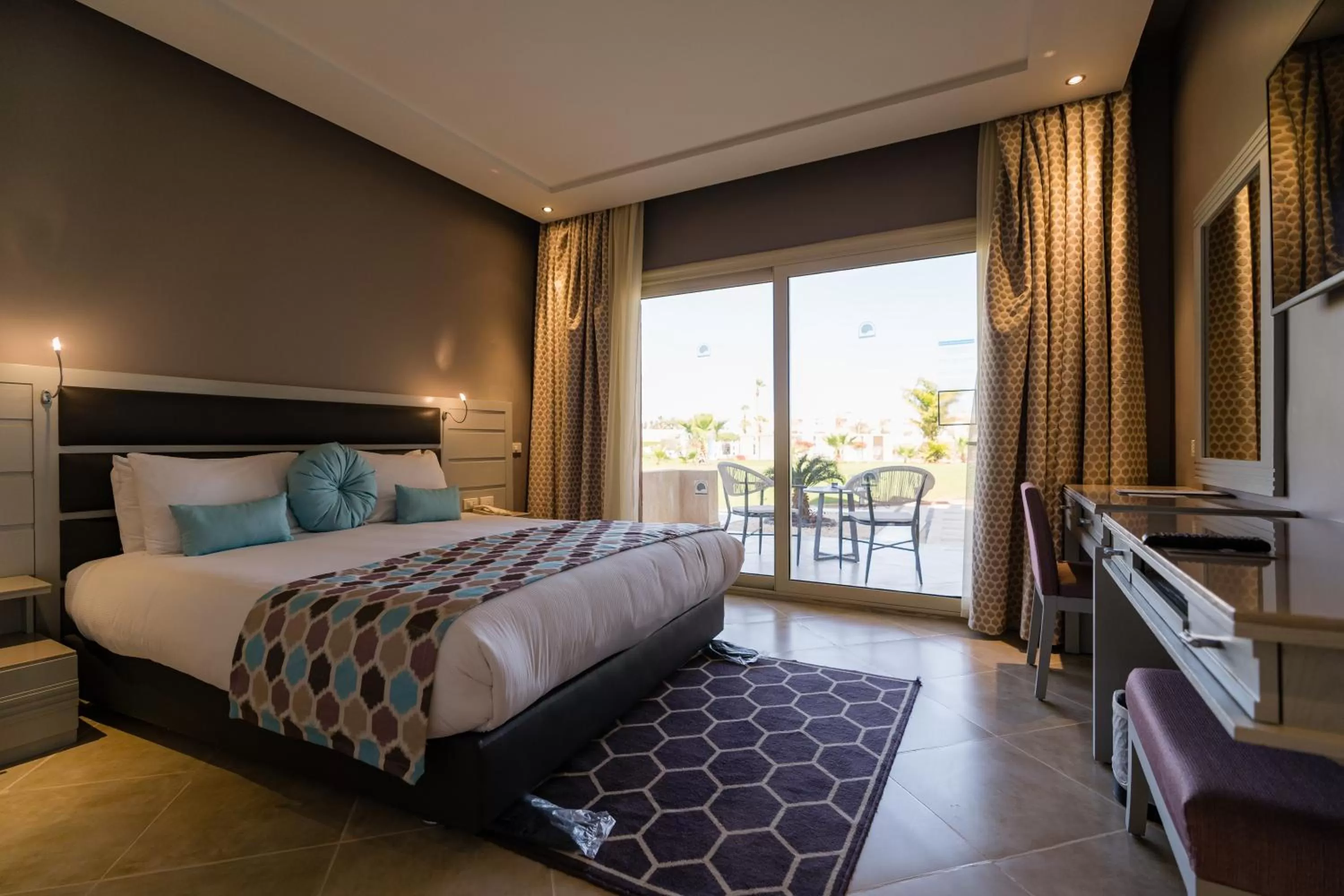 Balcony/Terrace, Bed in Sunrise Crystal Bay Resort -Grand Select