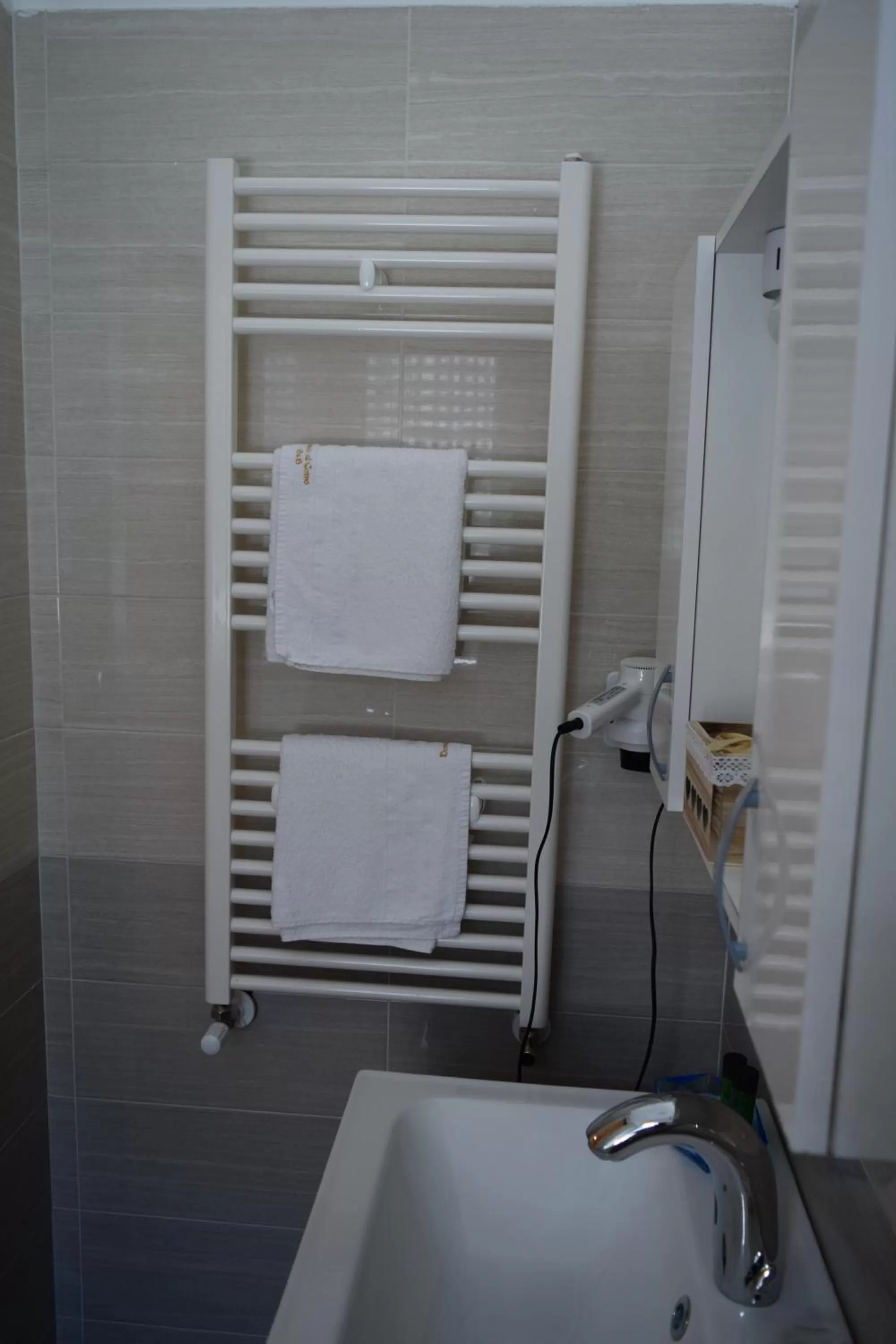 Shower in DomuS al Corso B&B