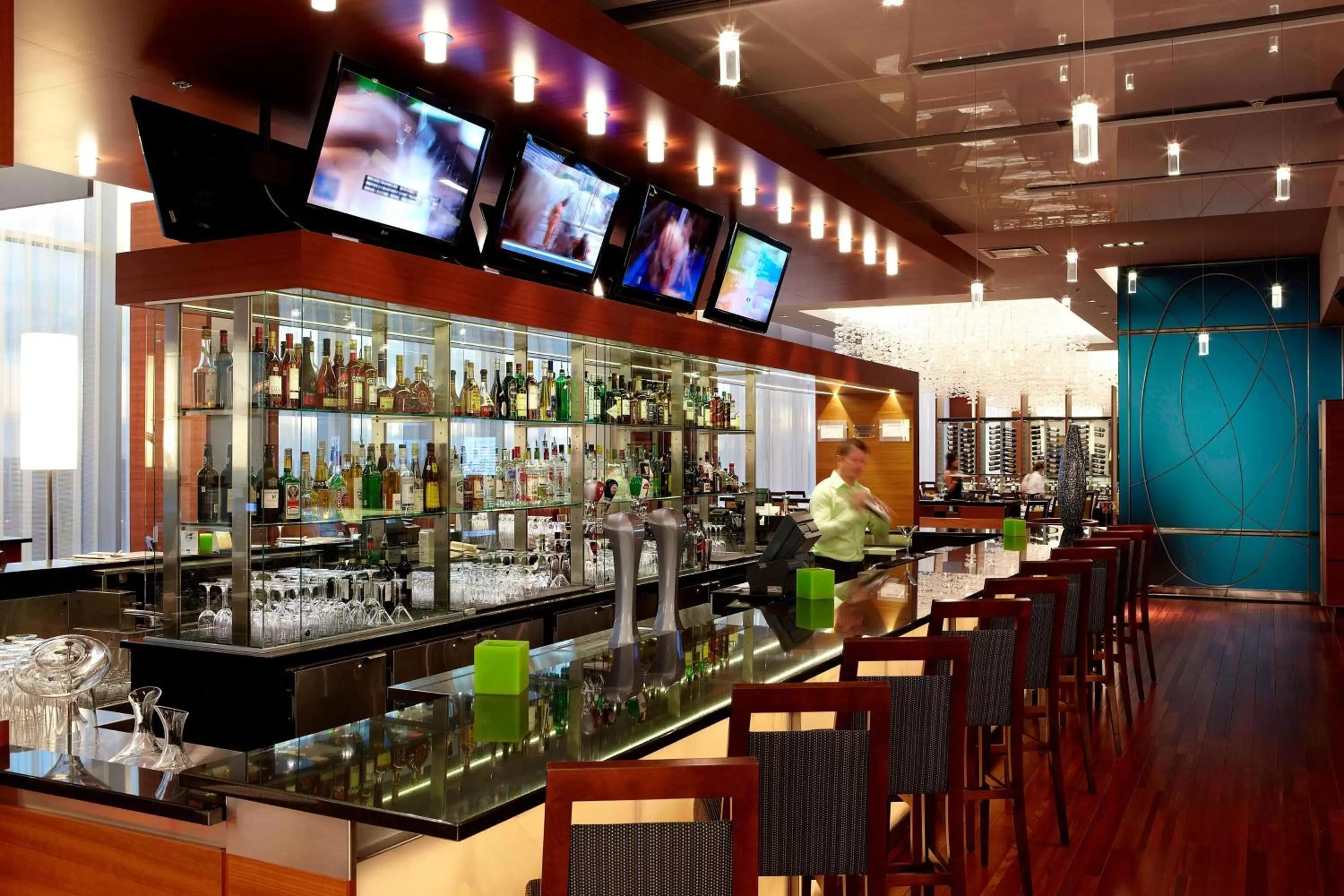 Lounge or bar in Marriott Montreal Airport In-Terminal Hotel