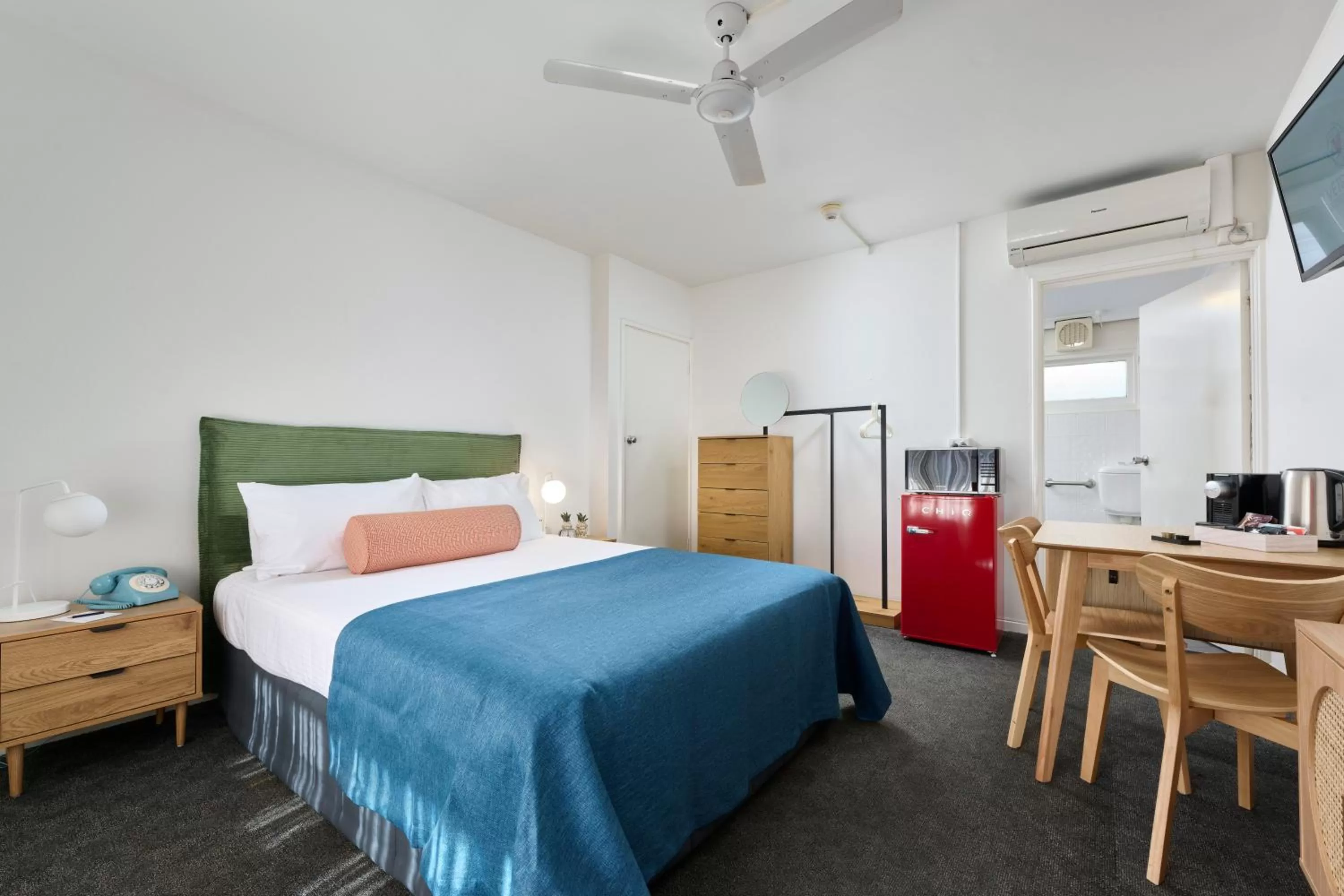 Bed in Baileys Parkside Motel by VetroBlu