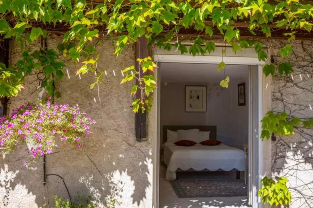 Facade/entrance, Bed in Le Mas Dauphinois