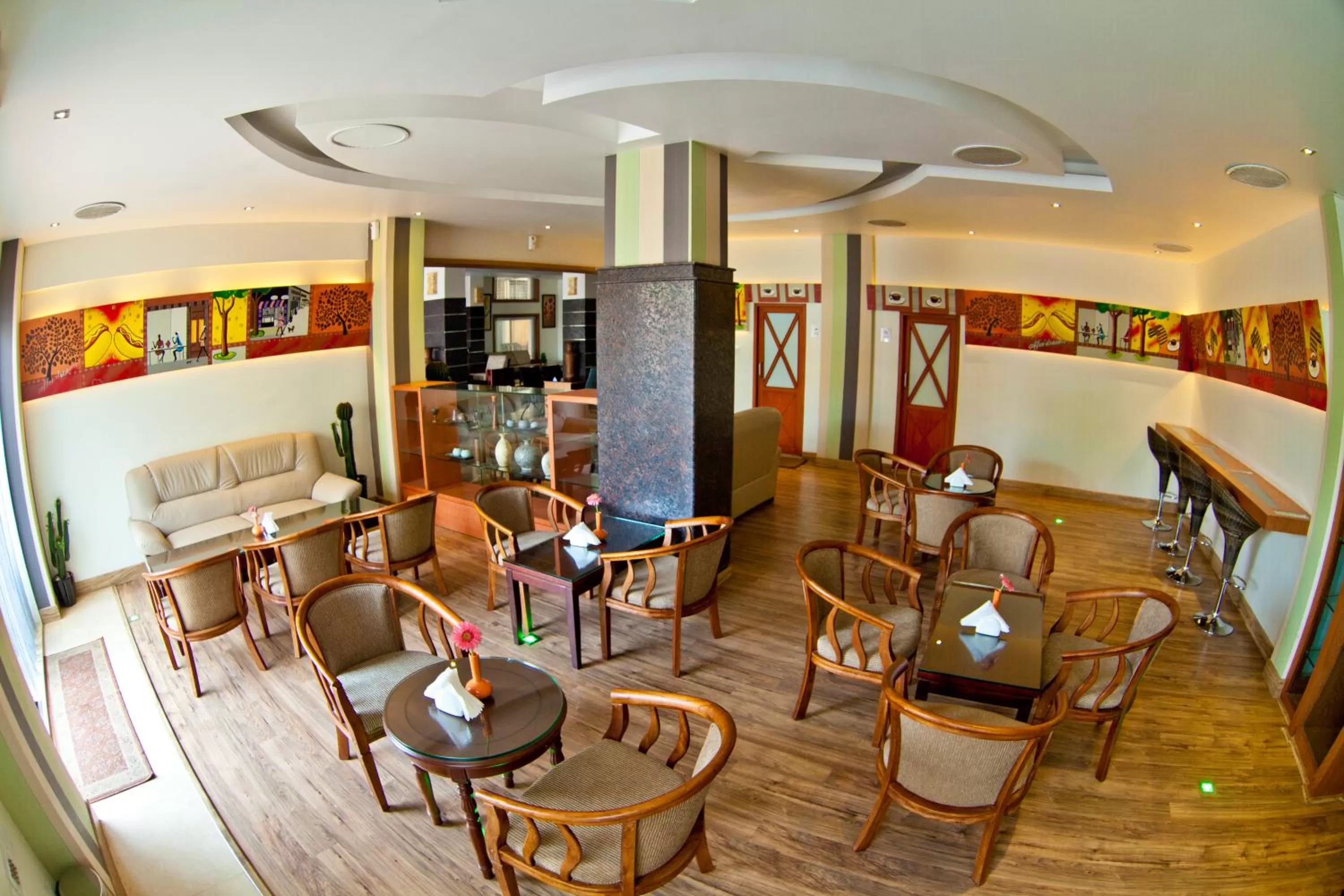 Restaurant/places to eat in Paramount Tower