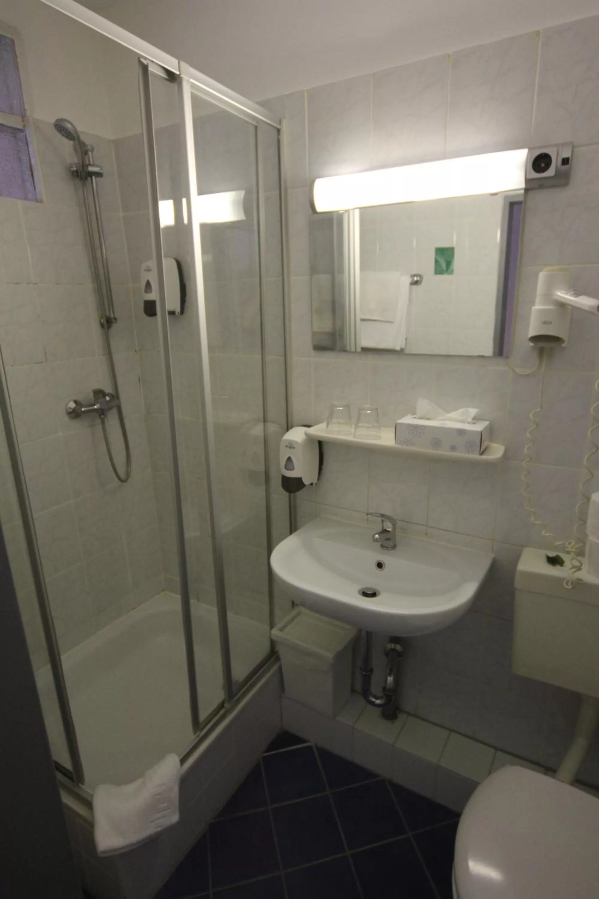 Shower in Carlton Hotel