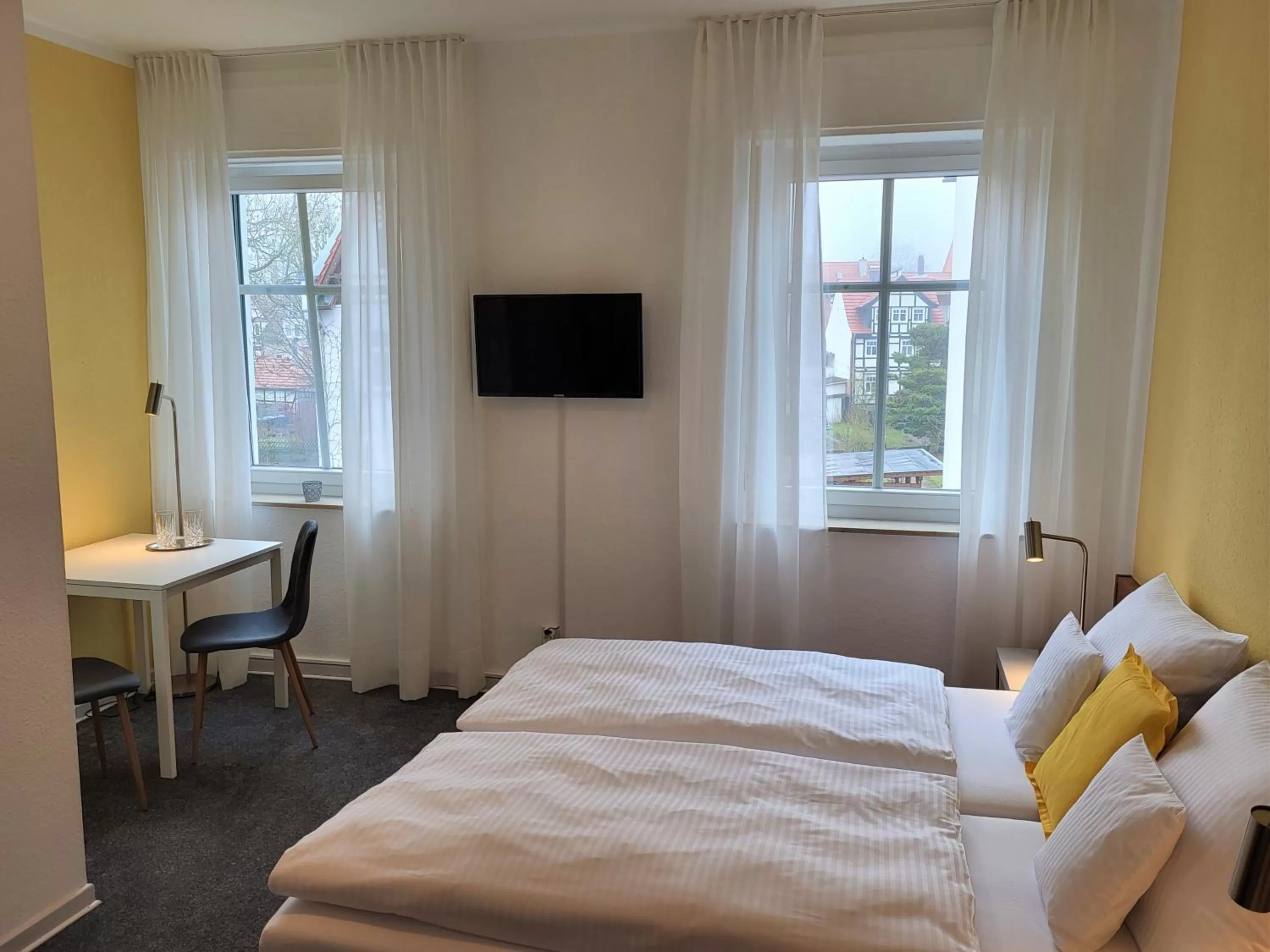 Photo of the whole room, Bed in Parkhotel Am Schwanenteich