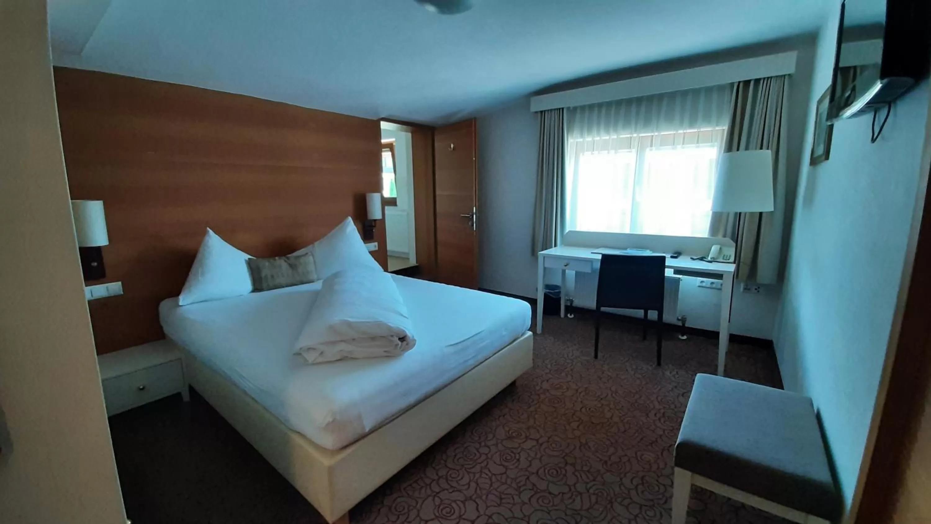 Photo of the whole room, Bed in Alpenrose Kufstein