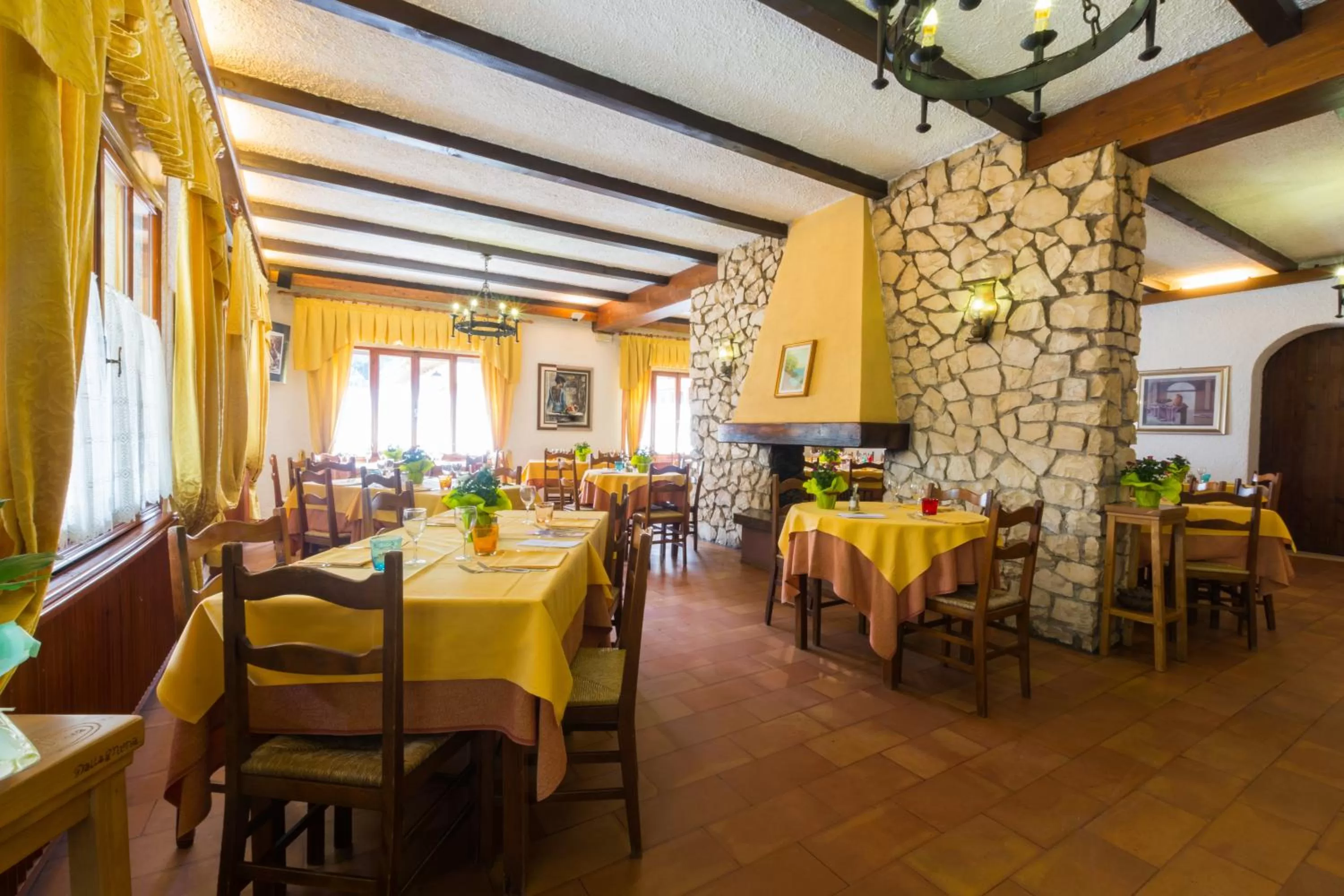 Restaurant/Places to Eat in Albergo Dalla Mena