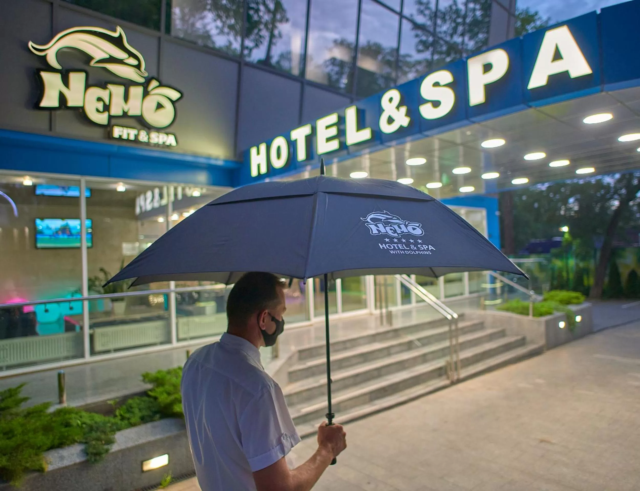 Facade/entrance in Hotel & Spa NEMO with dolphins