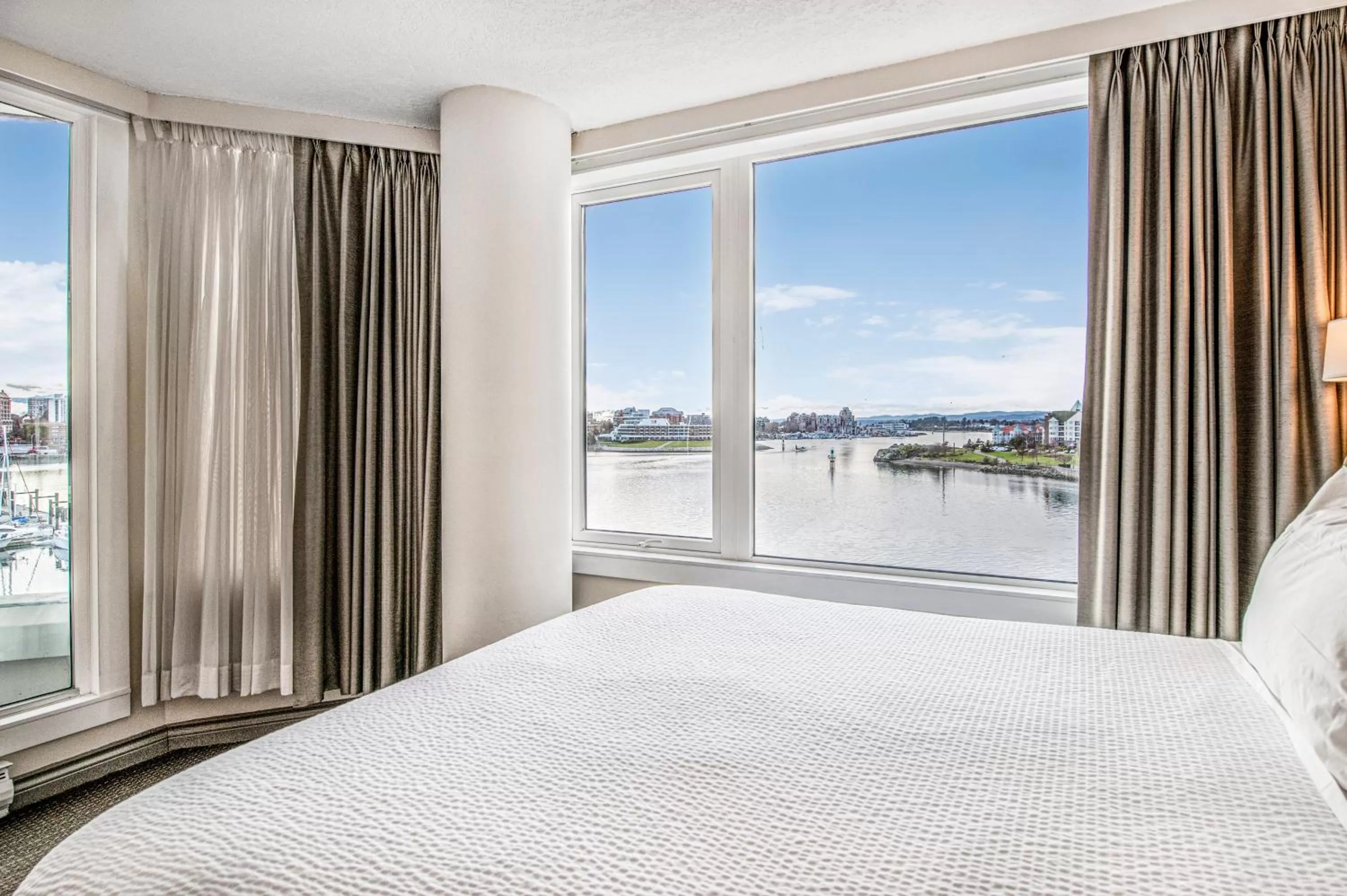 Bedroom, Bed in Victoria Regent Waterfront Hotel & Suites