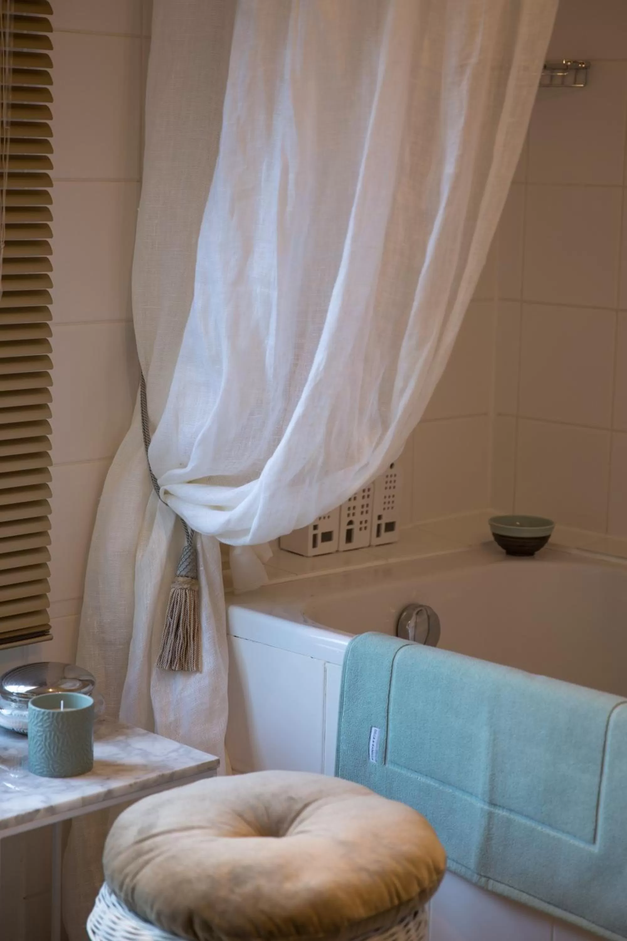 Bathroom, Bed in TWO ROOMS IN BRUGES