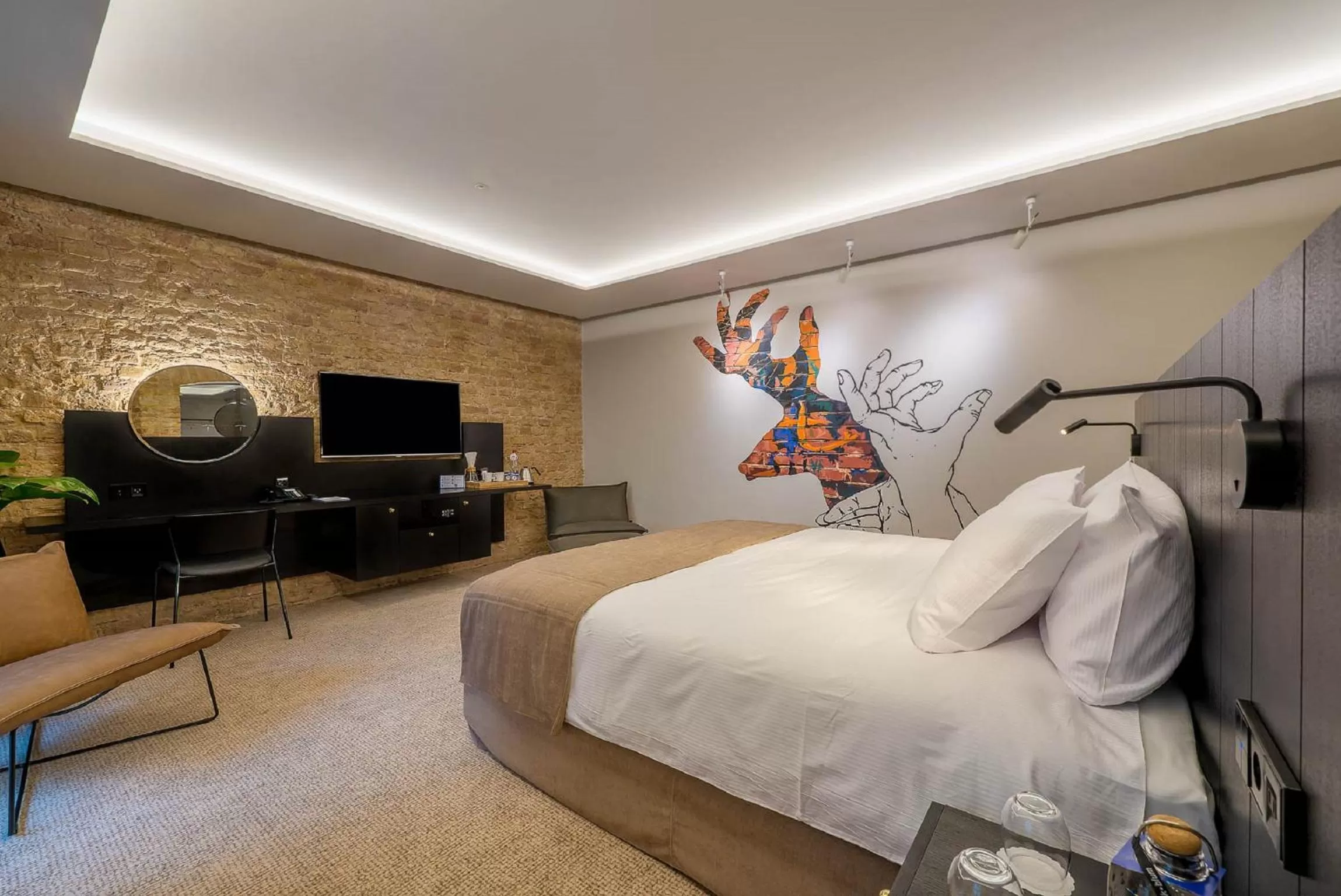 Photo of the whole room, Bed in Artagonist Art Hotel