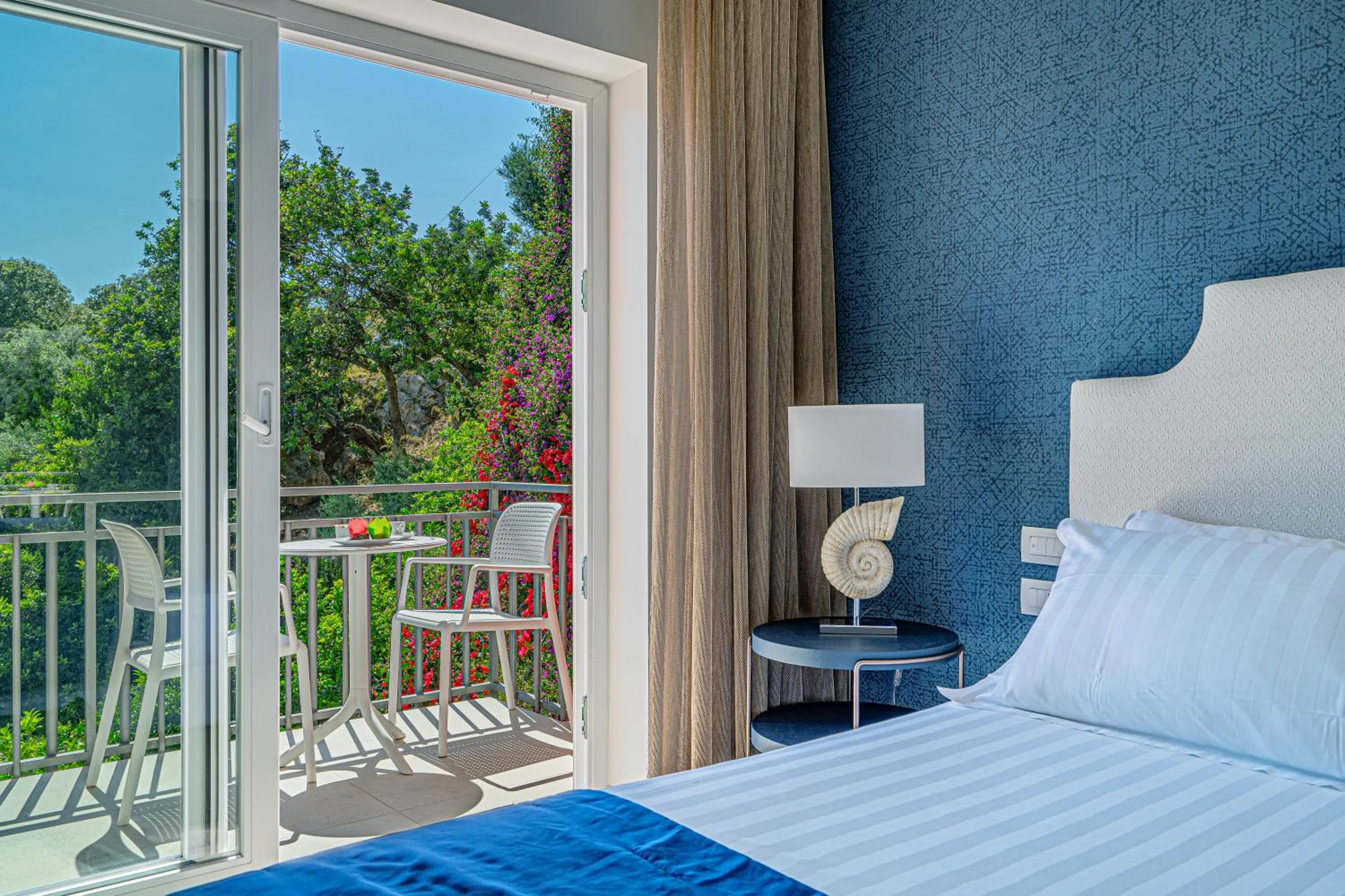 Balcony/Terrace, Bed in Summit Hotel