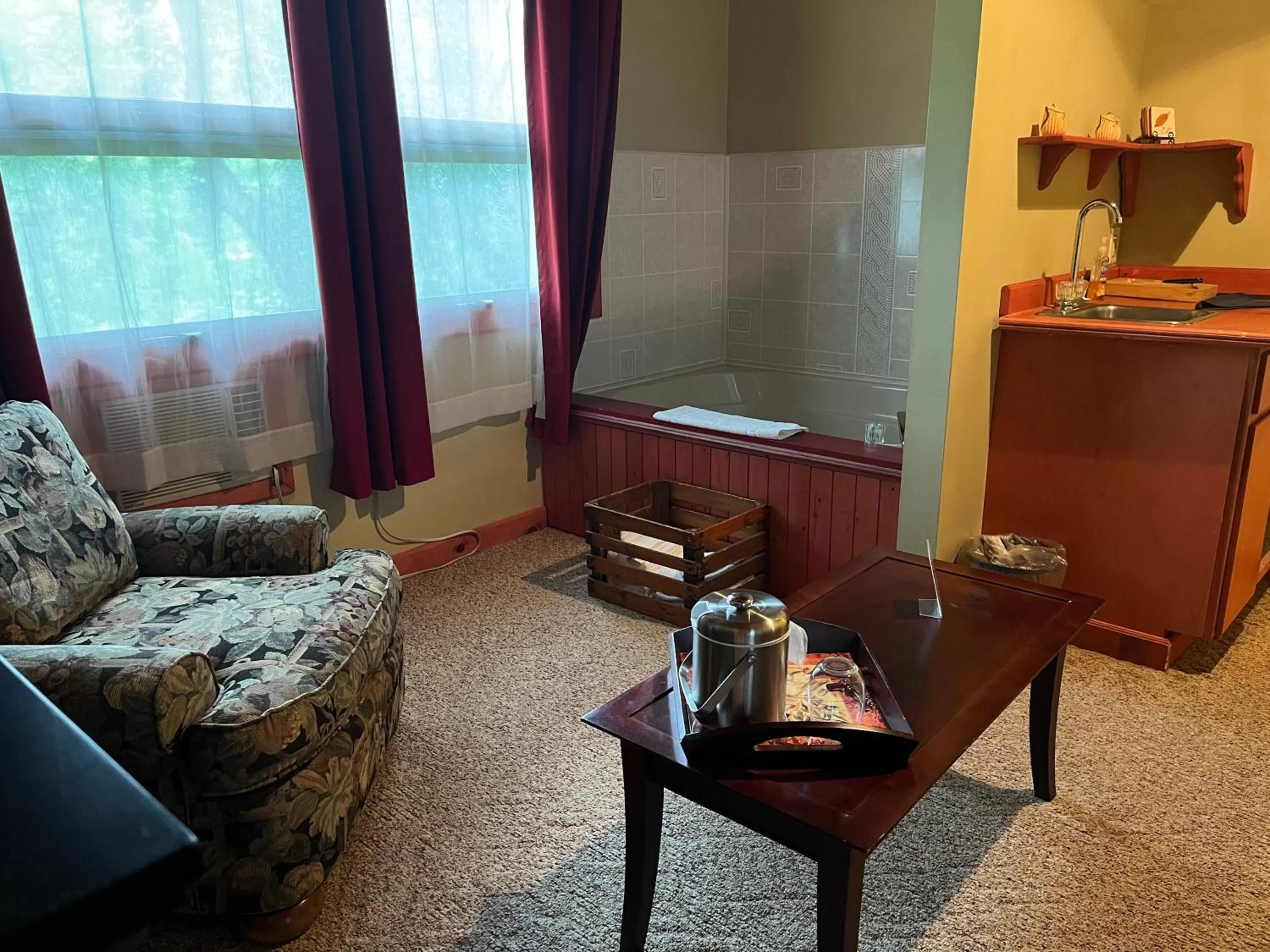 Hot Tub in Vinehurst Inn & Suites