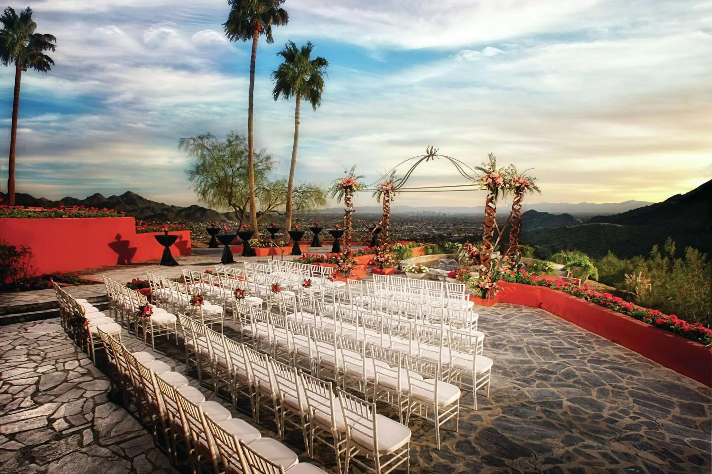 Inner courtyard view in Hilton Phoenix Tapatio Cliffs Resort