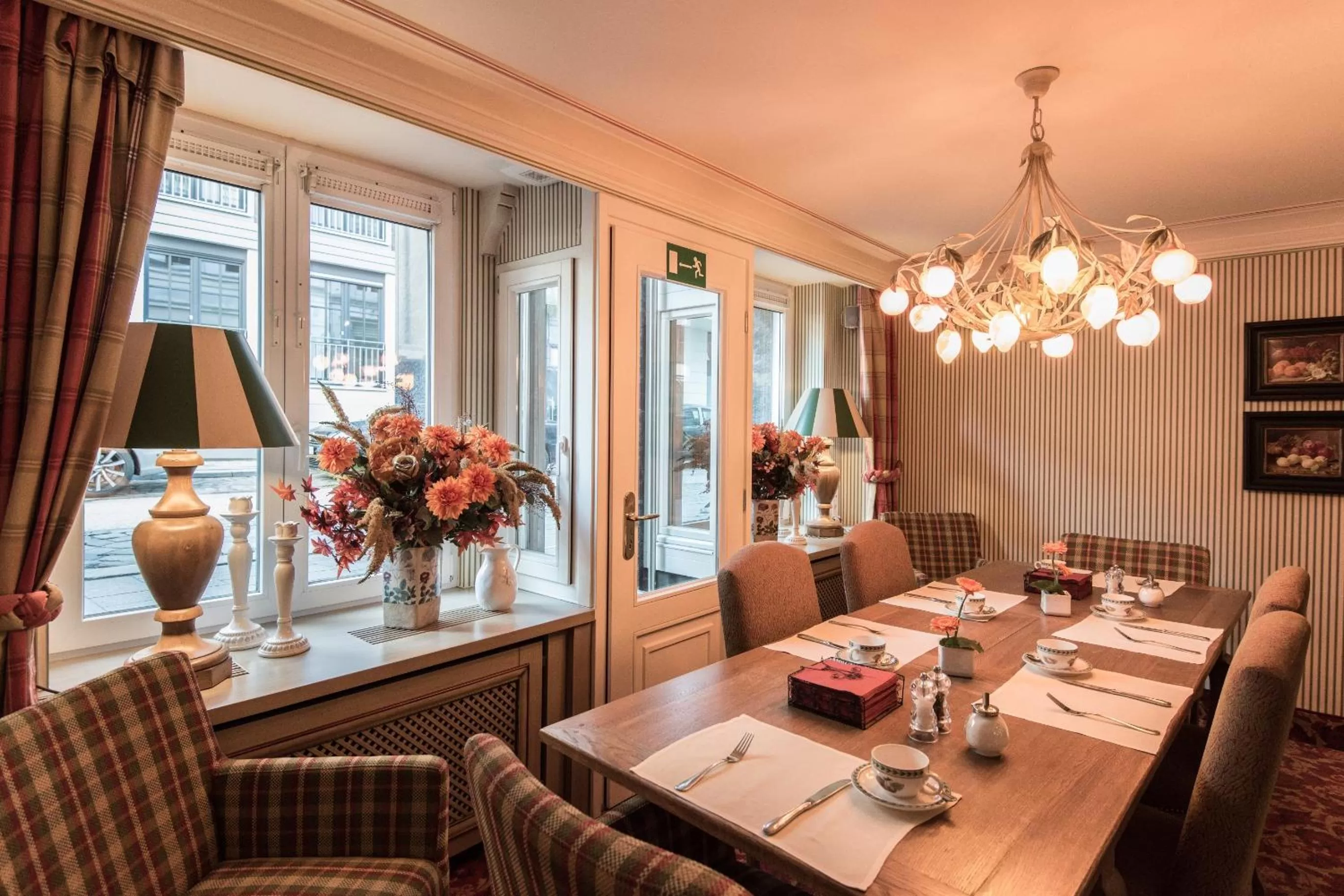 Restaurant/places to eat in Hotel City House