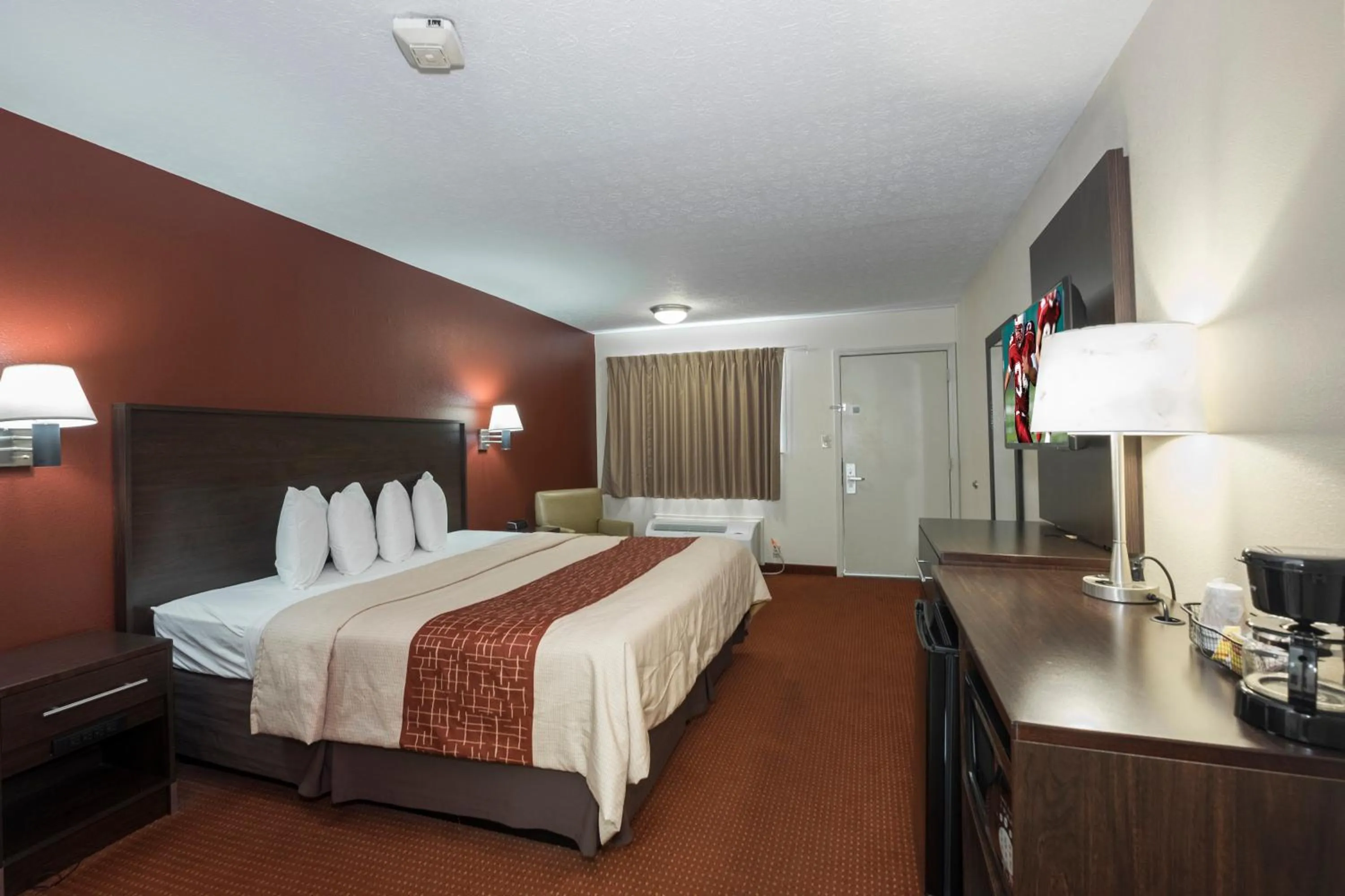 Photo of the whole room, Bed in Red Roof Inn Columbus Northeast Westerville