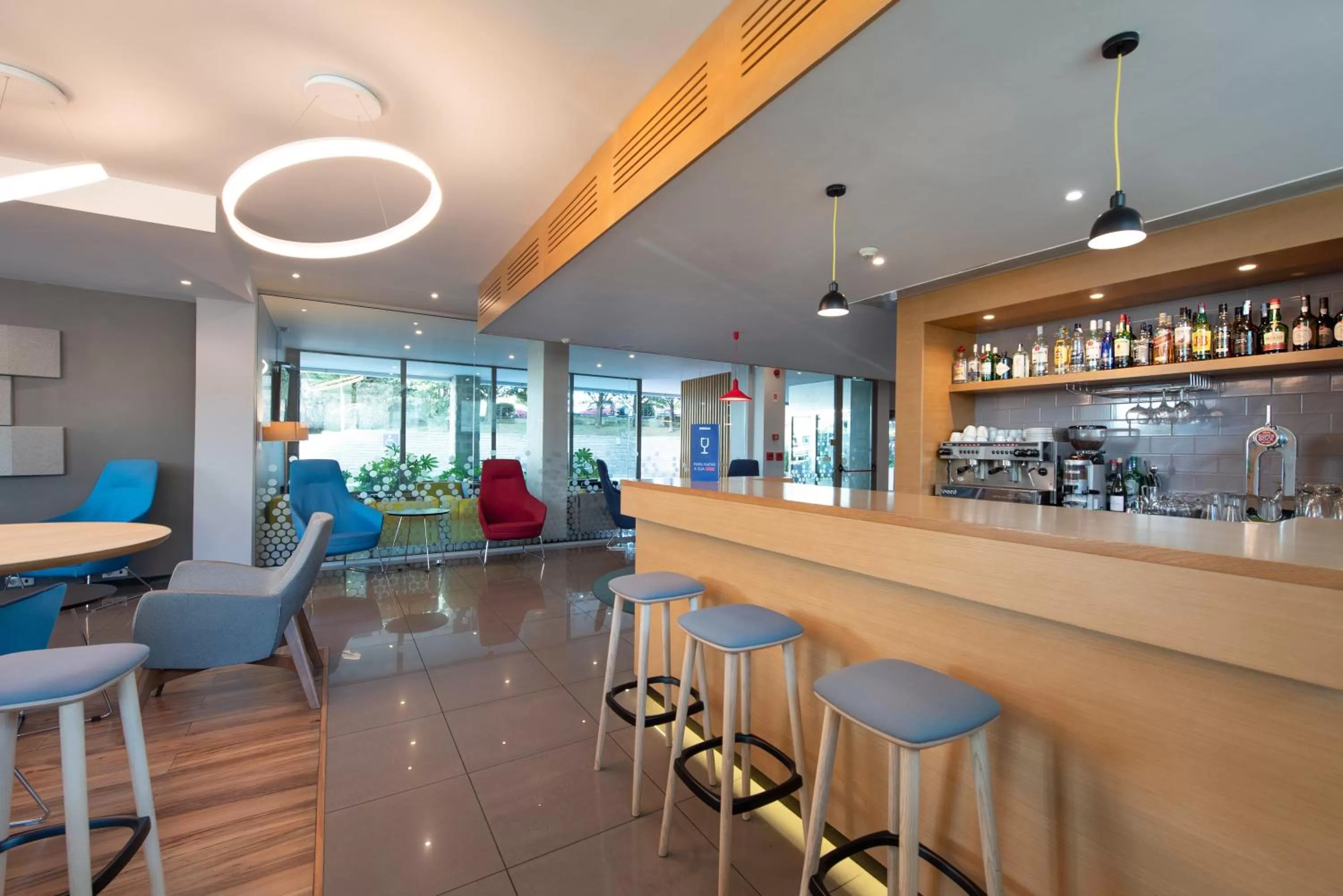 Lounge or bar in Holiday Inn Express Lisbon Airport by IHG