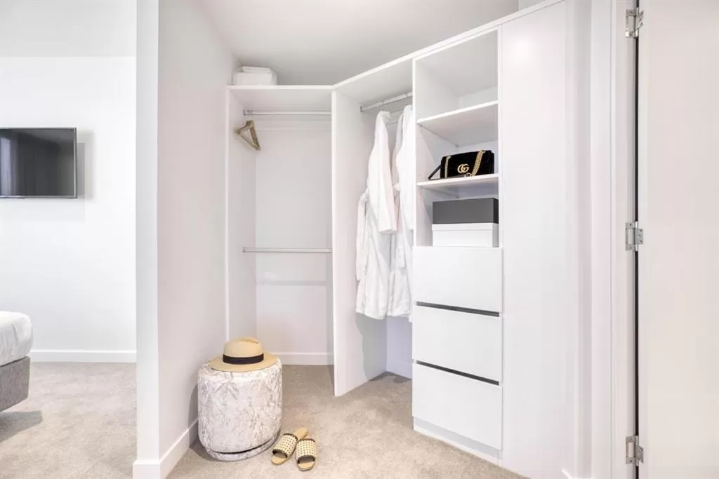 wardrobe, Bed in Vue Broadbeach - Official