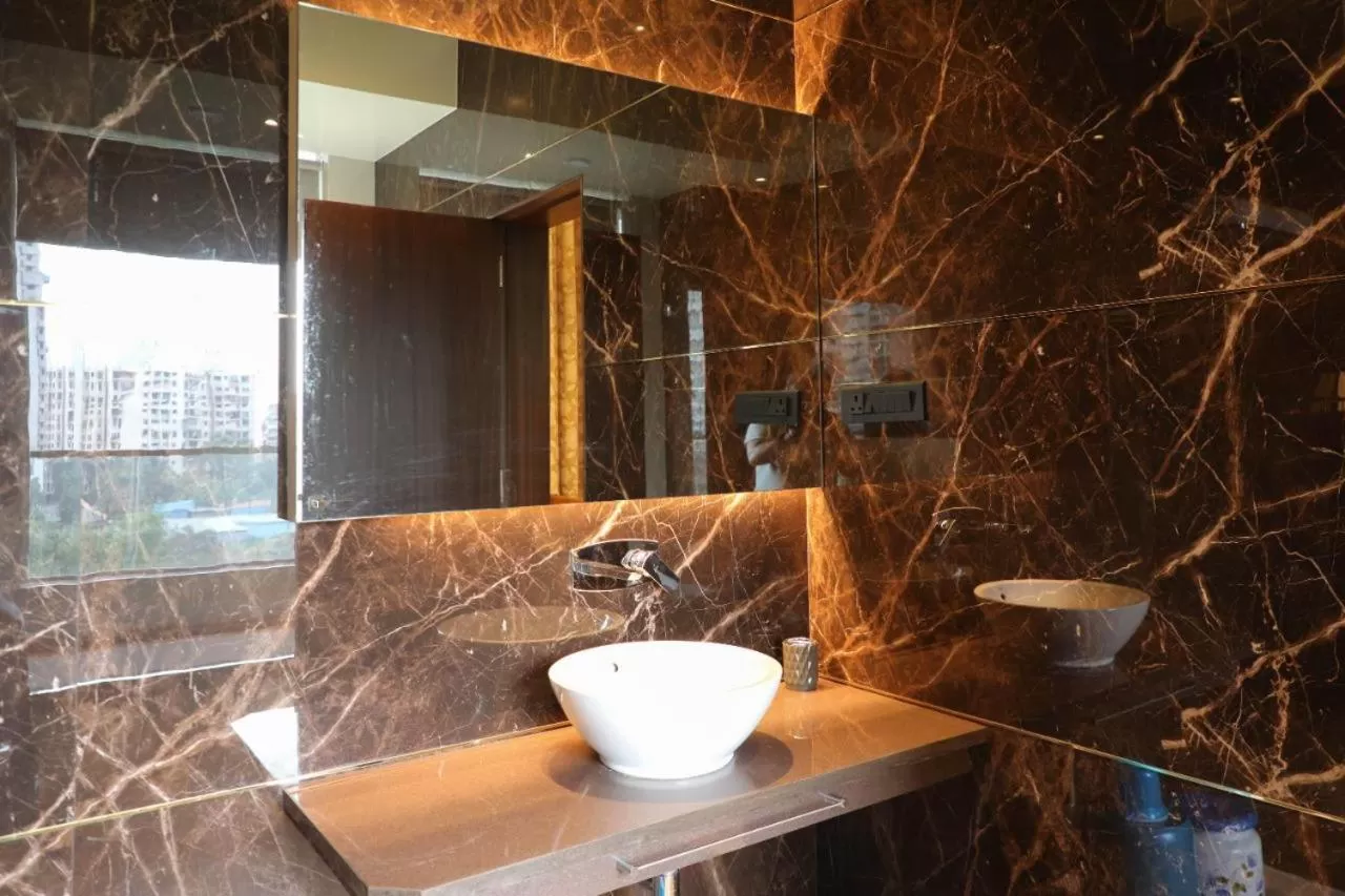 Shower in Hotel Gurudev Grand