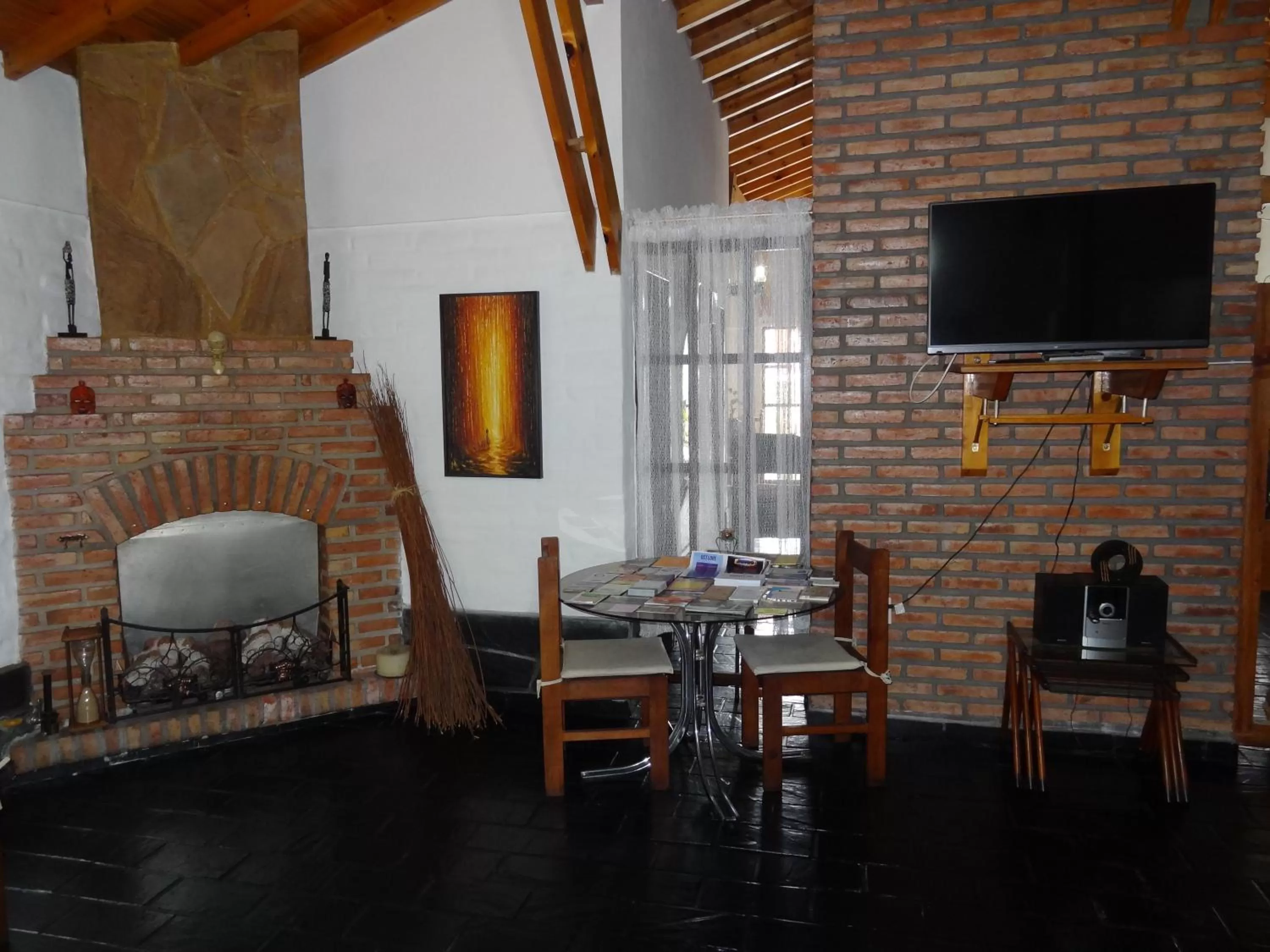 Communal lounge/ TV room in Hostería Lida