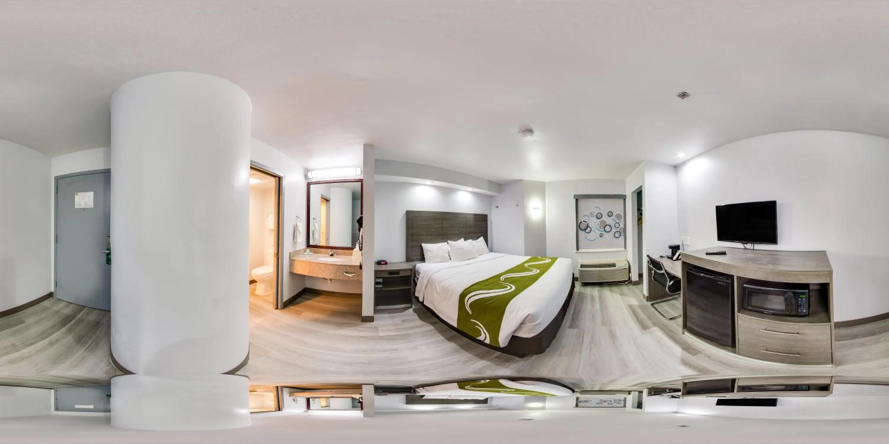 Photo of the whole room, Bed in Quality Inn & Suites Richardson-Dallas