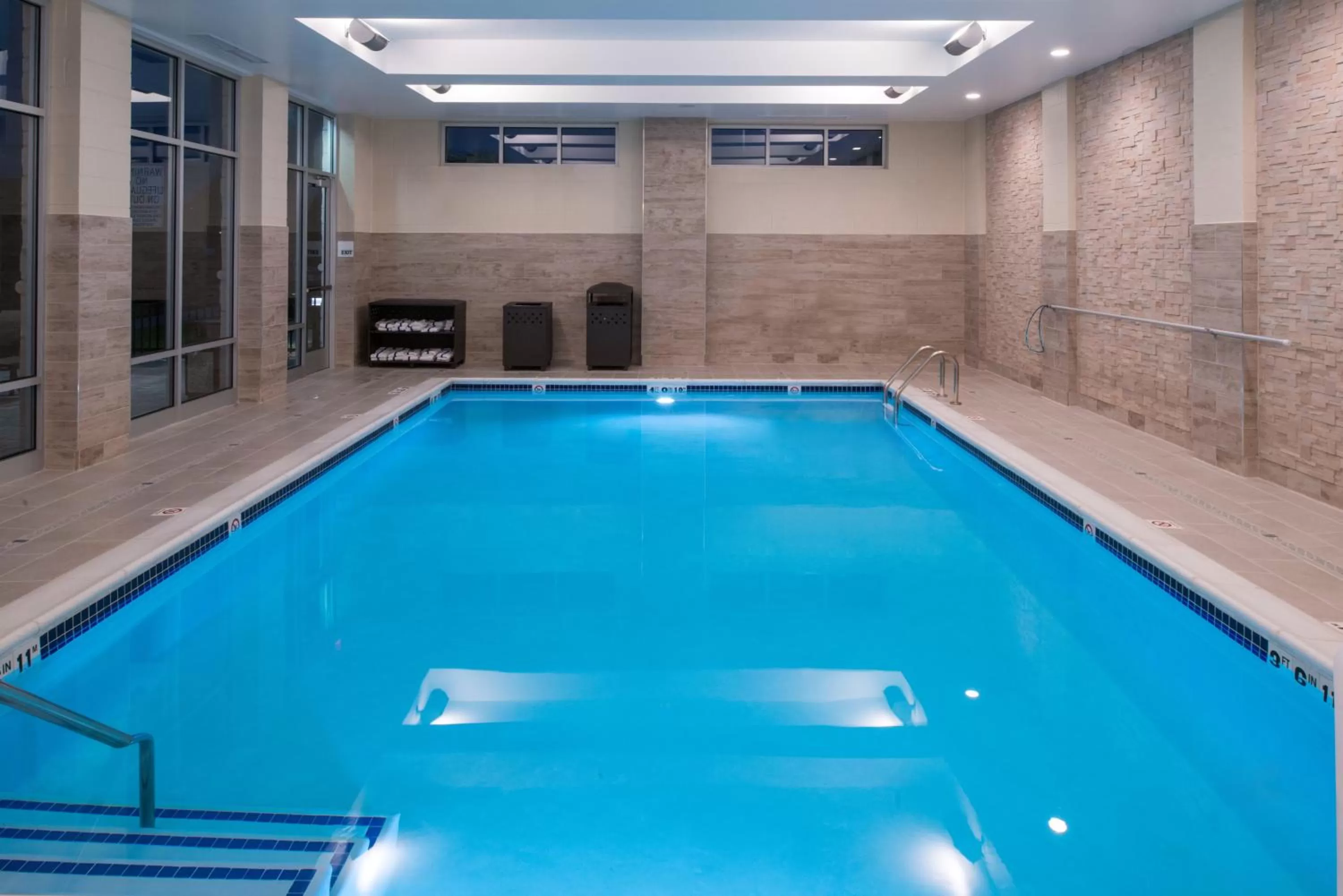 Swimming pool in Holiday Inn & Suites - Farmington Hills - Detroit NW by IHG