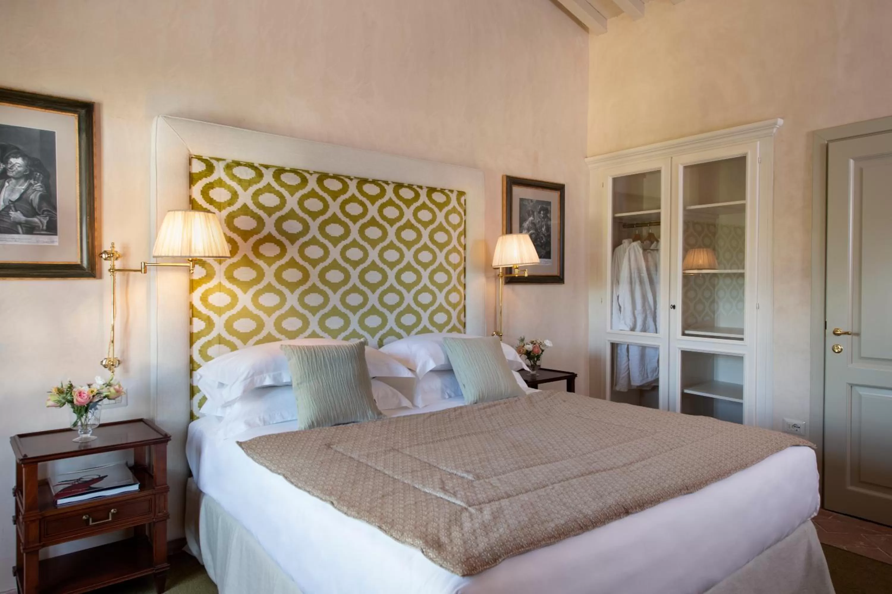 Bed in Viesca Toscana Suites & Villas
