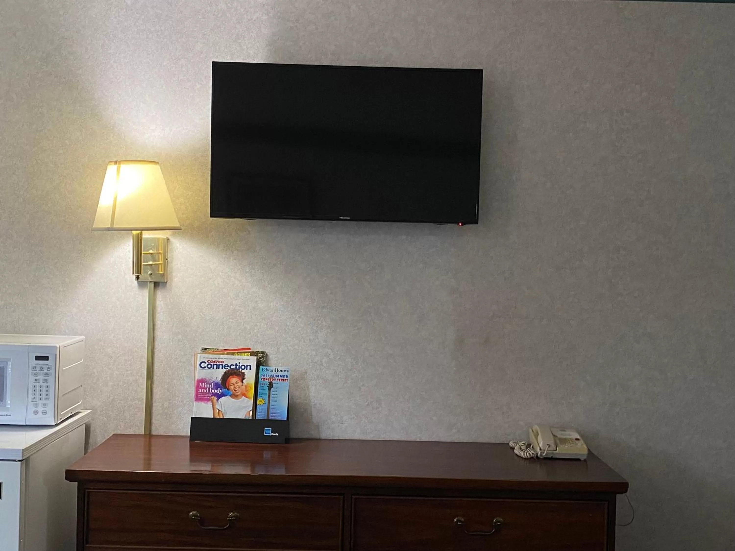 TV and multimedia in Americas Inn Bardstown