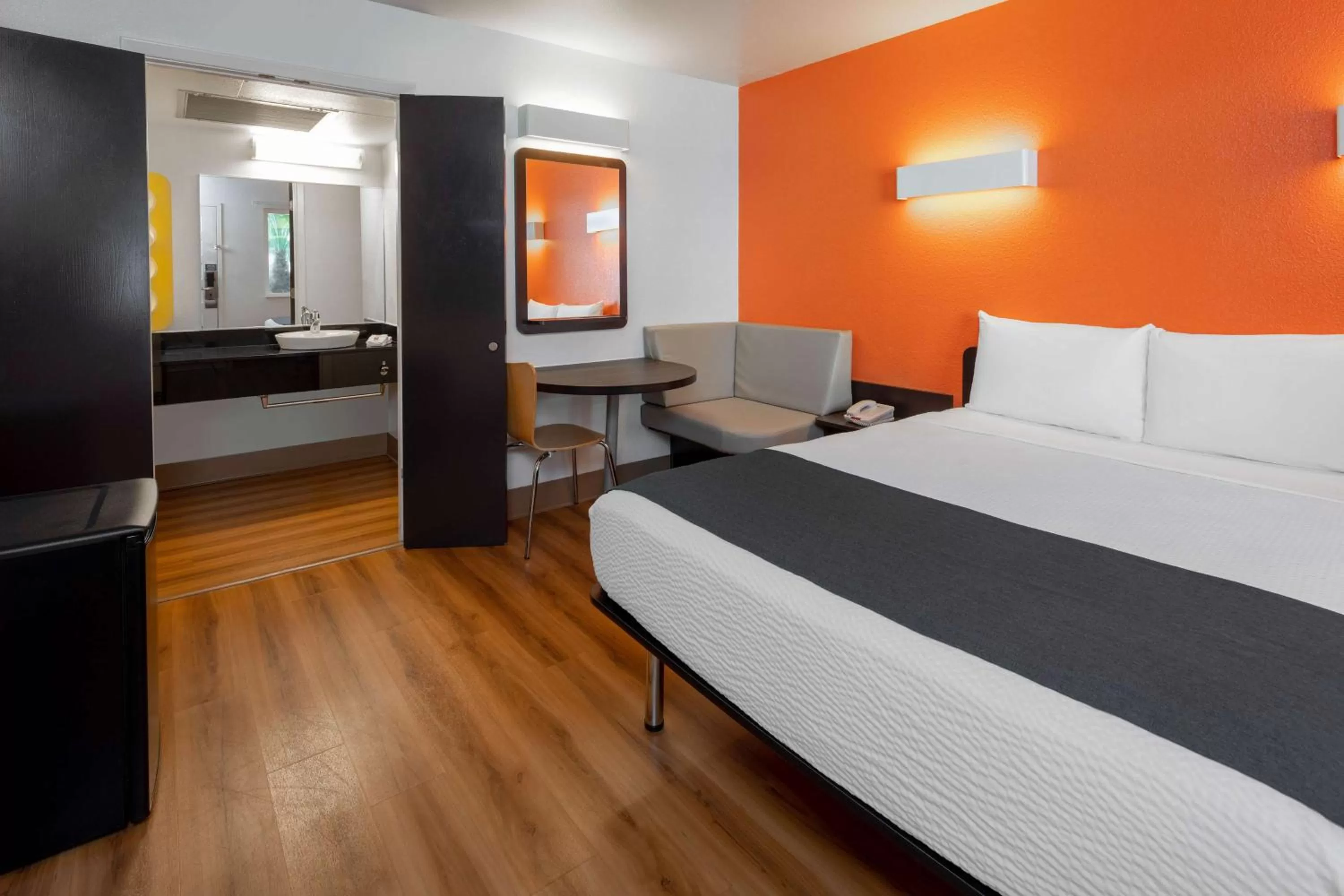 Bedroom, Bed in Motel 6-Carpinteria, CA - Santa Barbara - South