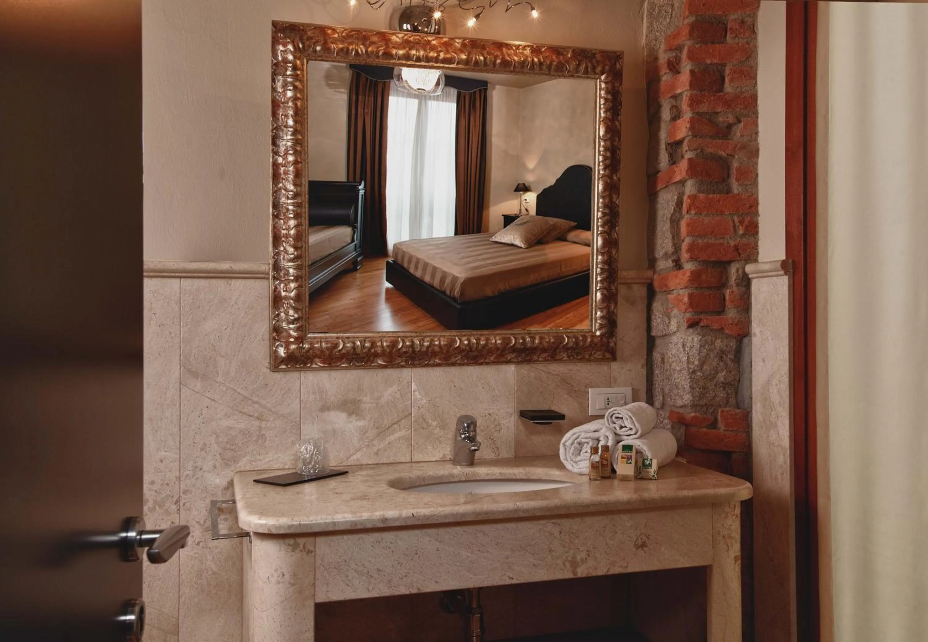 Bathroom in La Locanda Del Conte Mameli - Boutique Hotel & Suite SPA