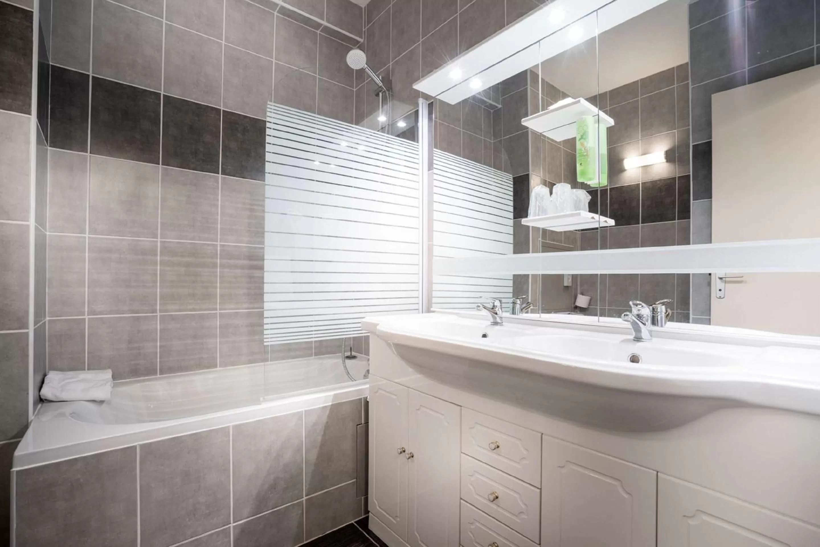 Bathroom in Best Western Hotel Ile de France