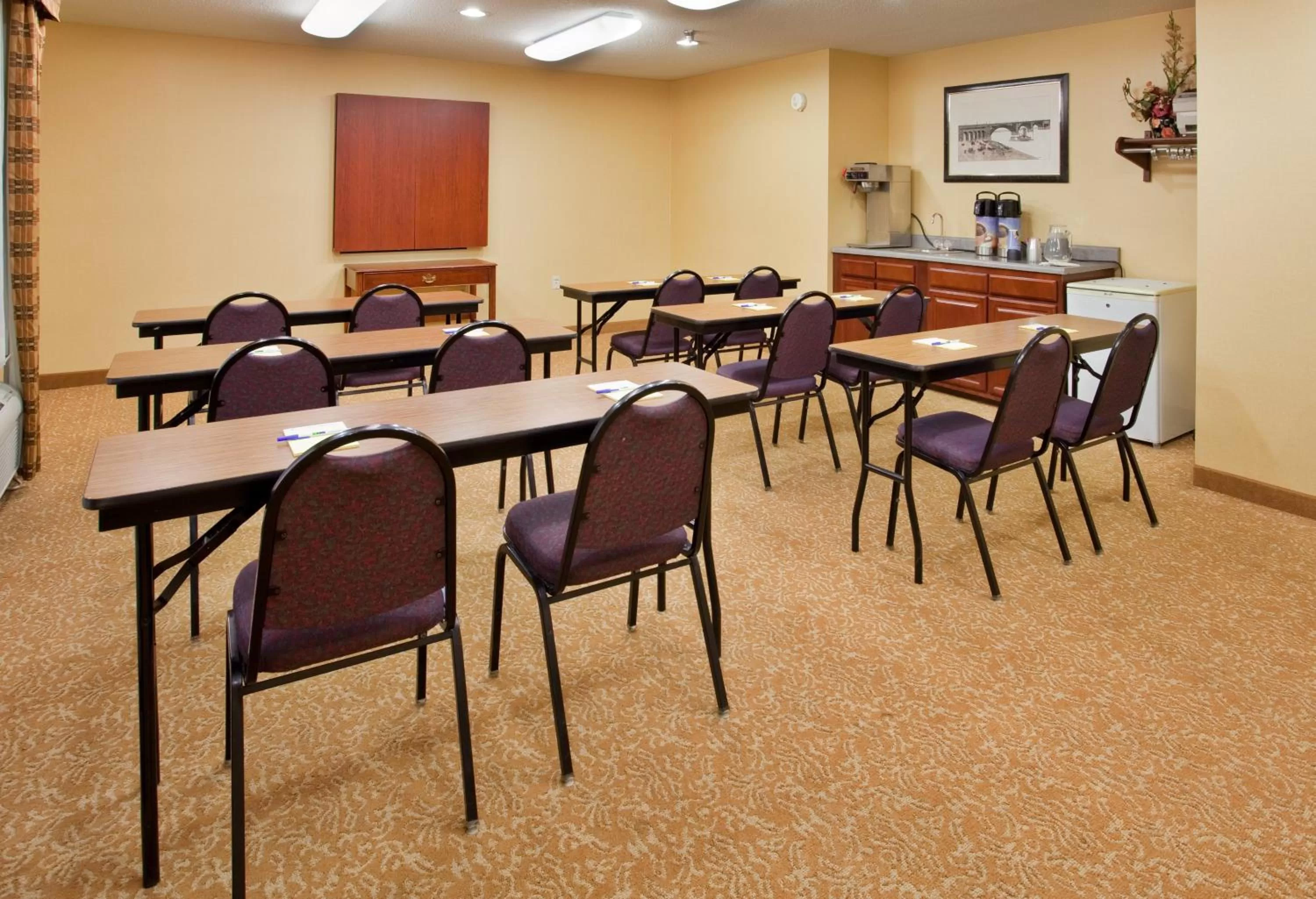Meeting/conference room in Holiday Inn Express Hotel & Suites Fenton/I-44 by IHG
