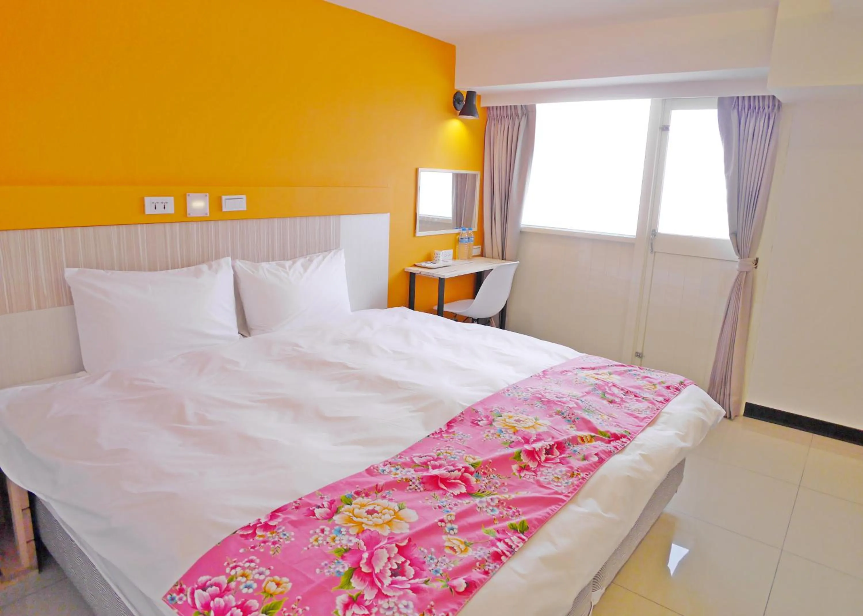 Bed in Good Night Hotel