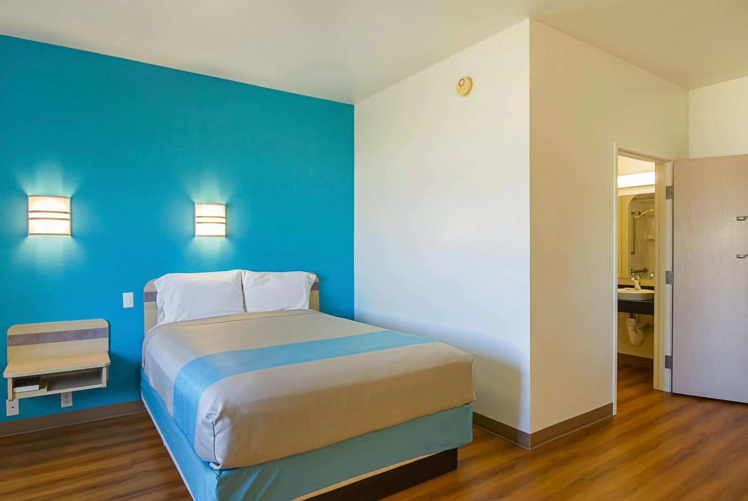 Bedroom, Bed in Motel 6-Wheatland, WY