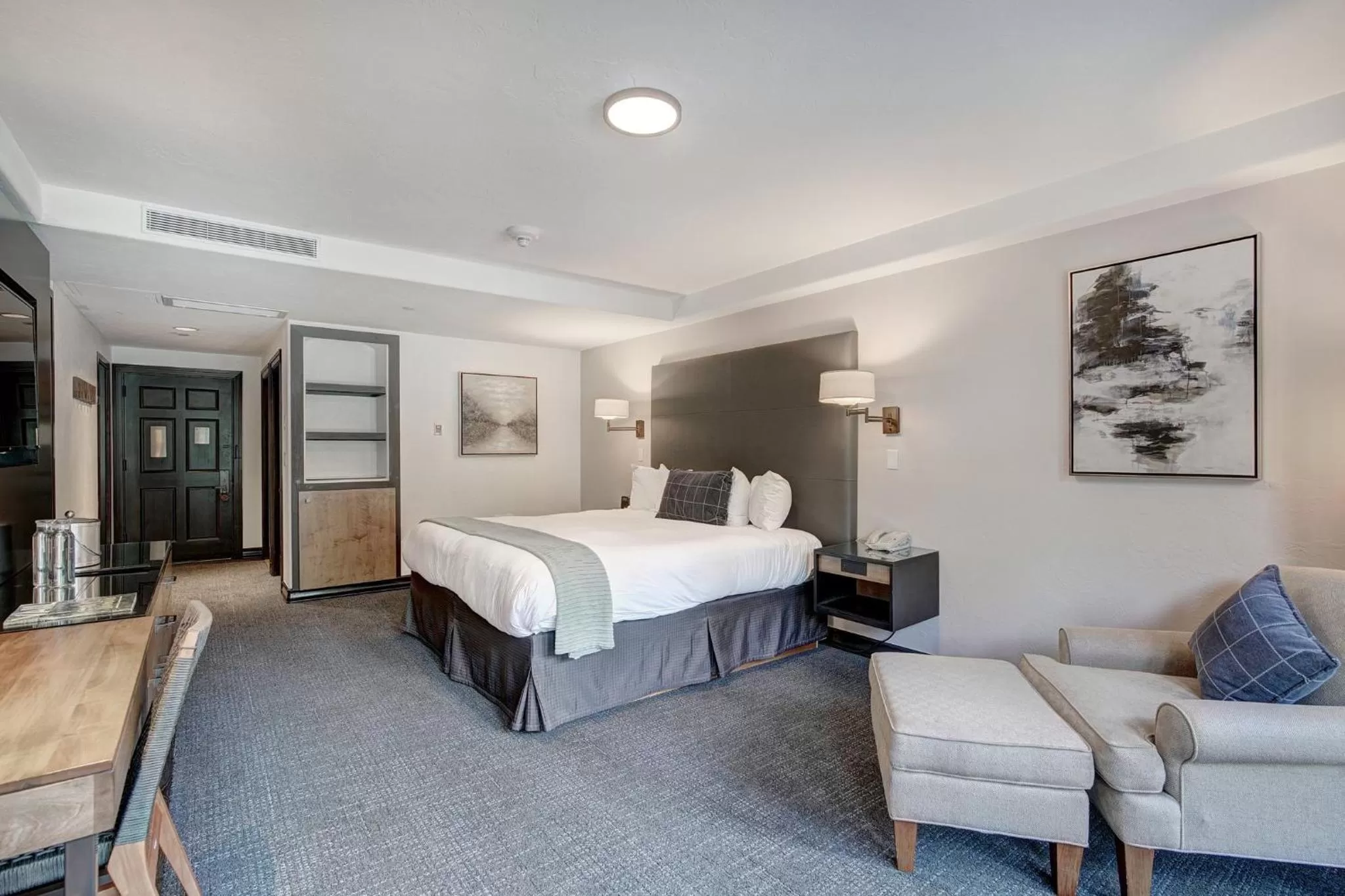 Photo of the whole room, Bed in The Pines Lodge, a RockResort, by Vail Resorts