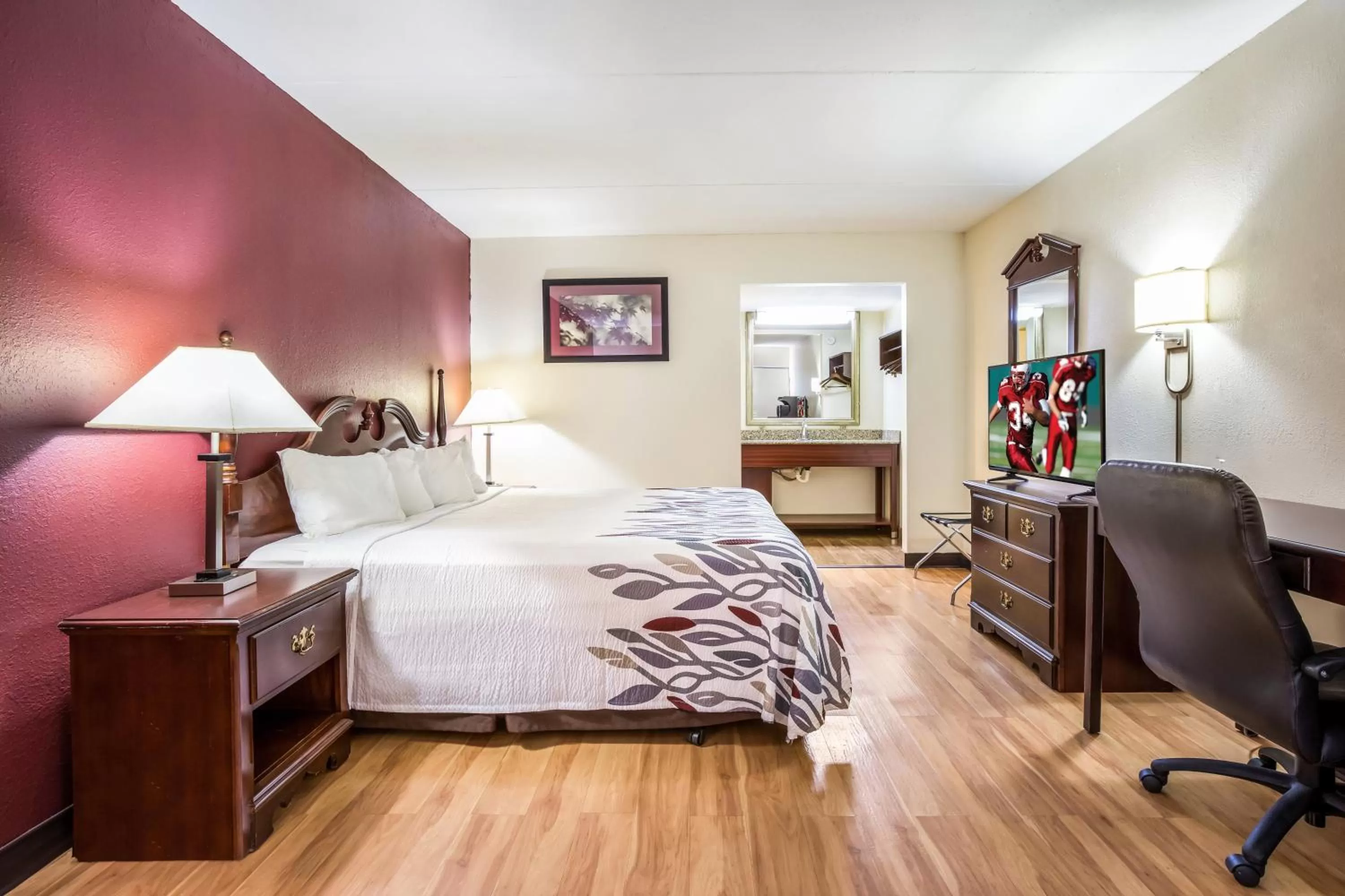 Photo of the whole room, Bed in Red Roof Inn Caryville