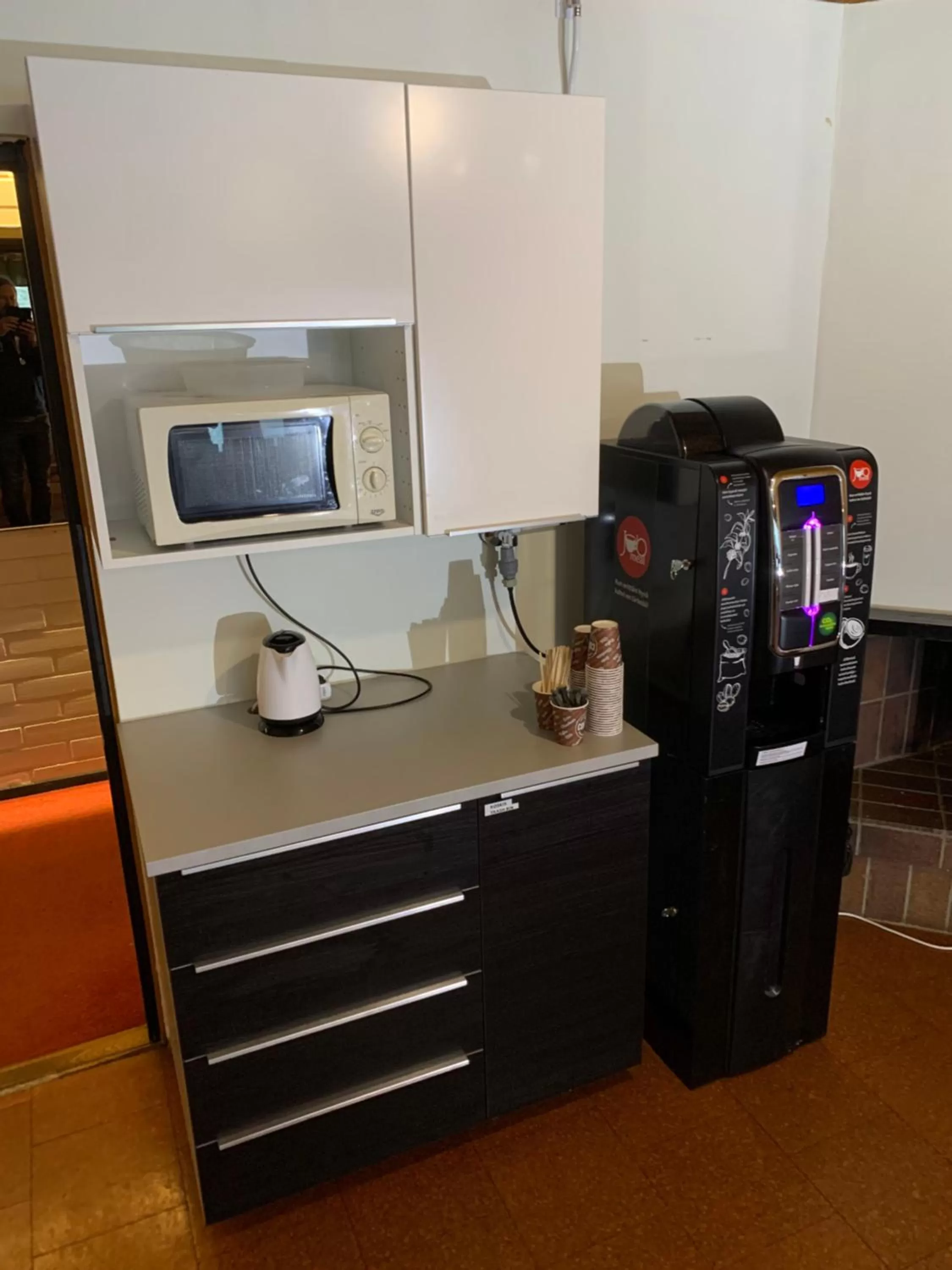 Kitchen or kitchenette, TV/Entertainment Center in Hotelli Uninen Äänekoski