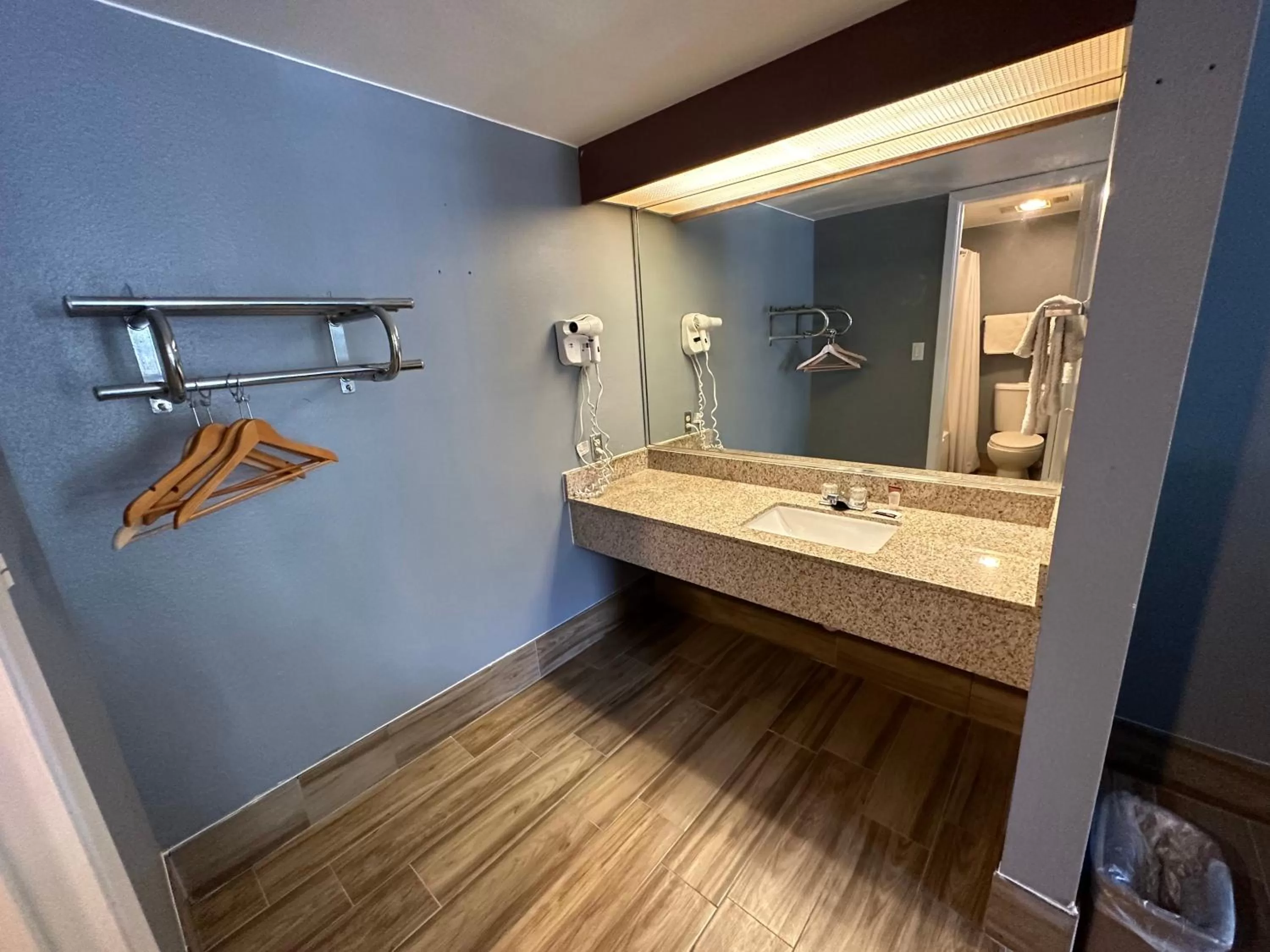 Bathroom in HillView Inn at Six Flags Fiesta