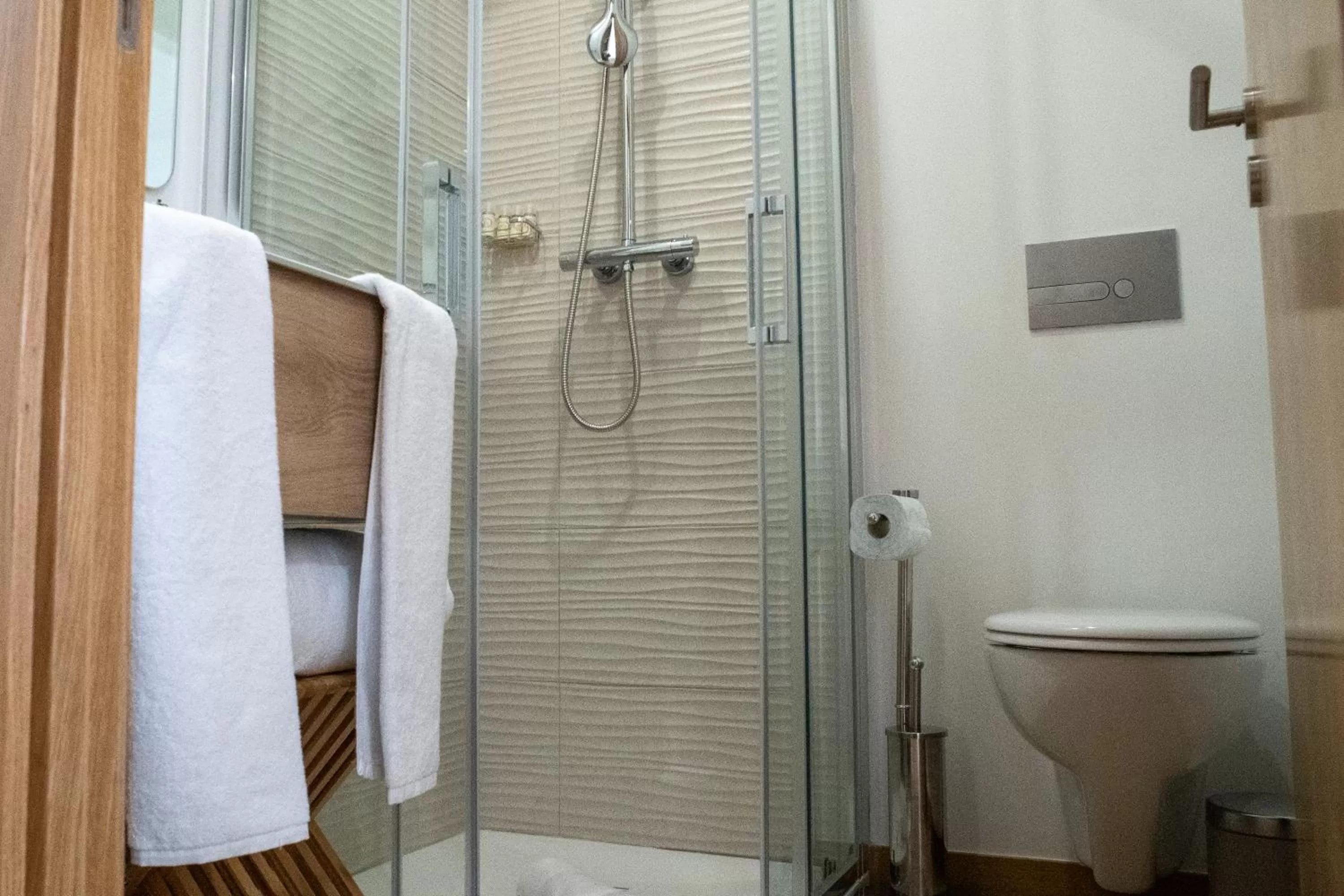 Toilet, Bathroom in Loureiro B&B