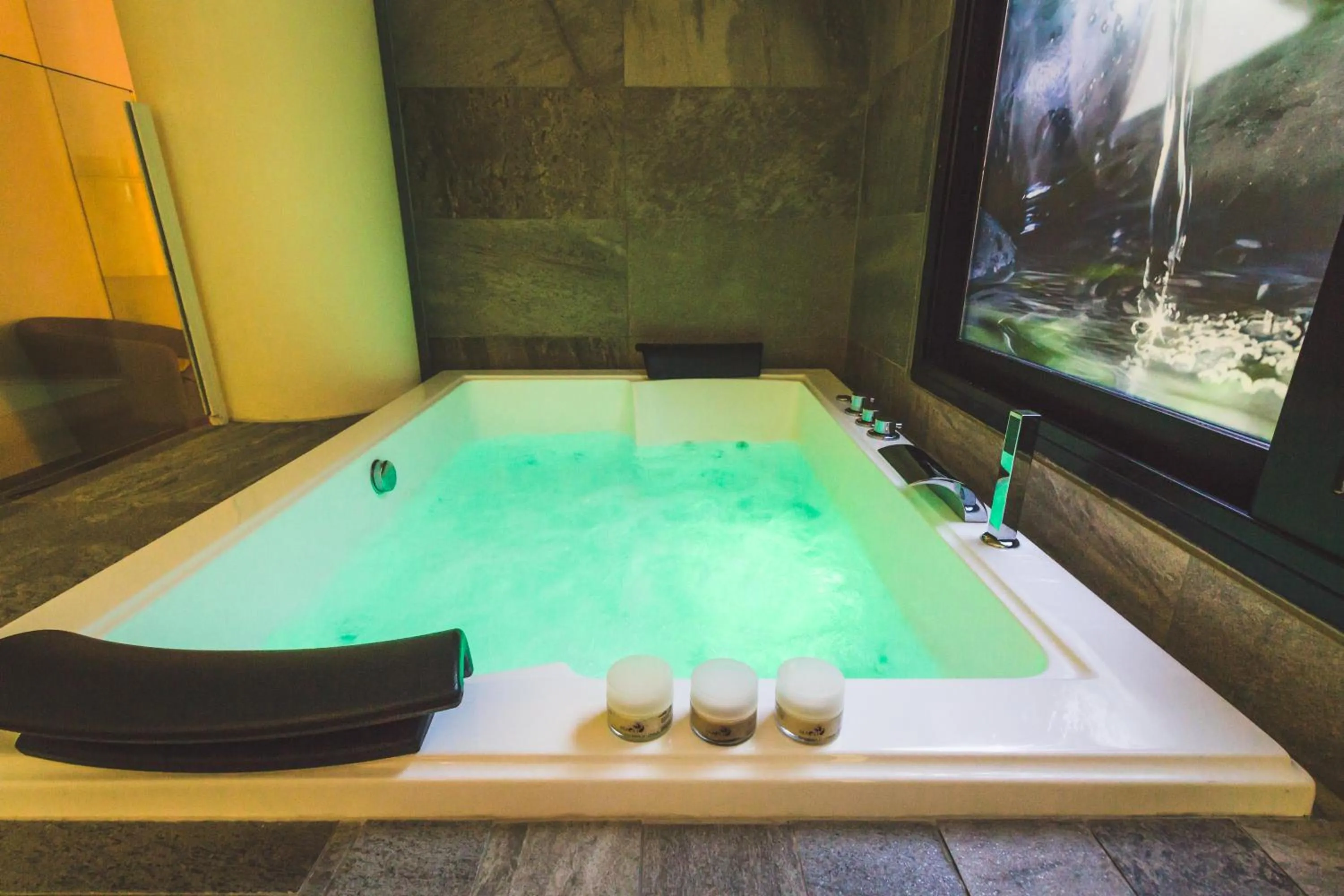 Hot Tub in Hotel Mamiani & Relaxing Spa Urbino