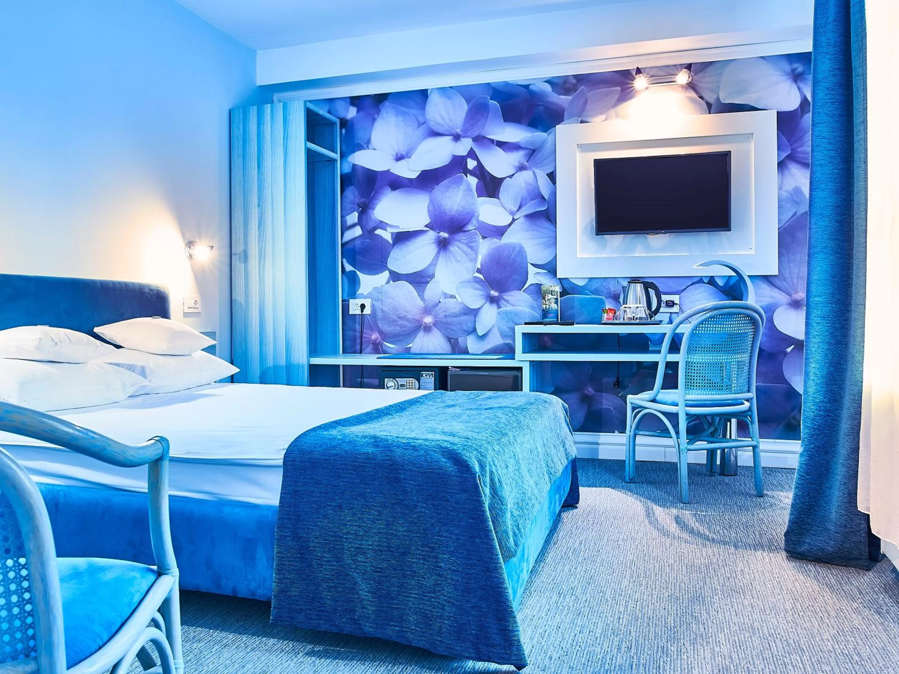 Photo of the whole room, Bed in Continental Forum Tirgu Mures