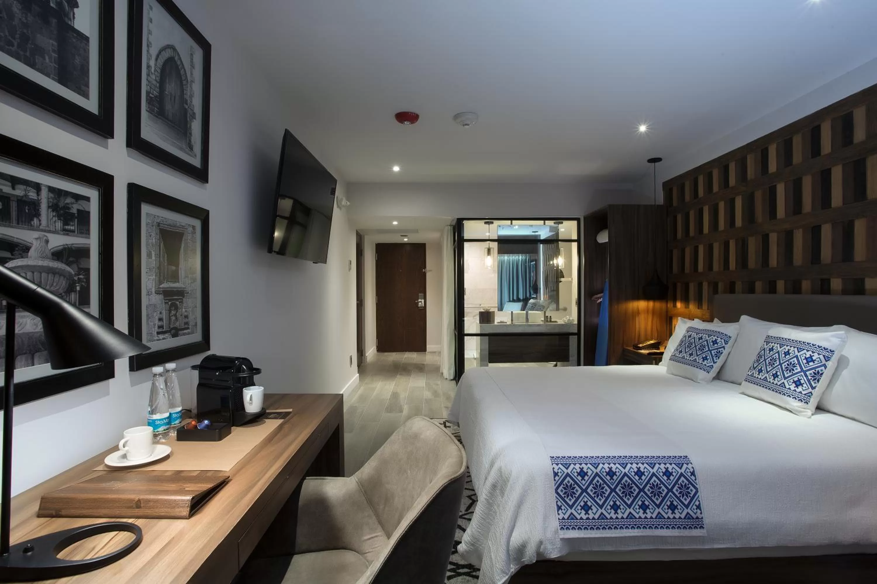 Photo of the whole room, Bed in Hotel Indigo Guadalajara Expo by IHG