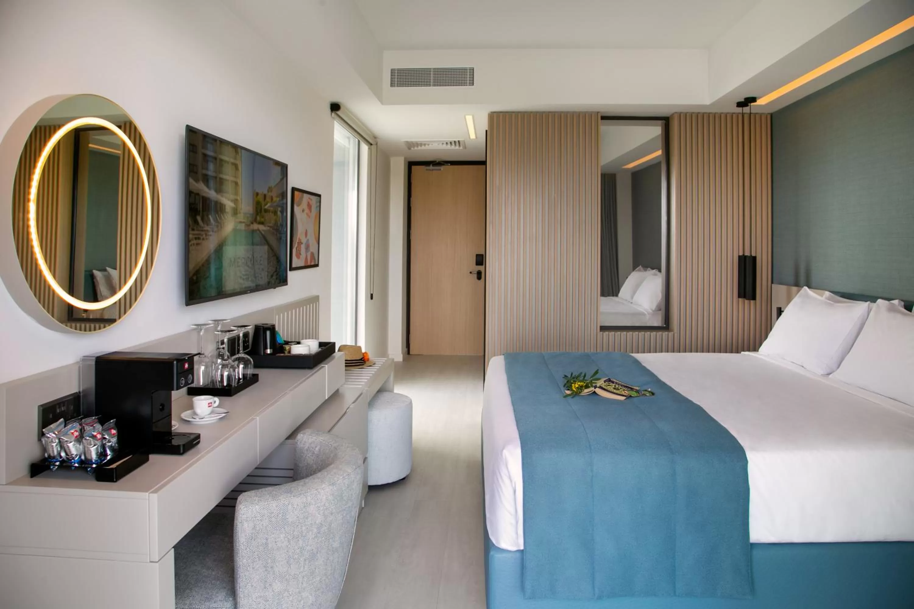 TV and multimedia, Bed in Mercure Larnaca Beach Resort