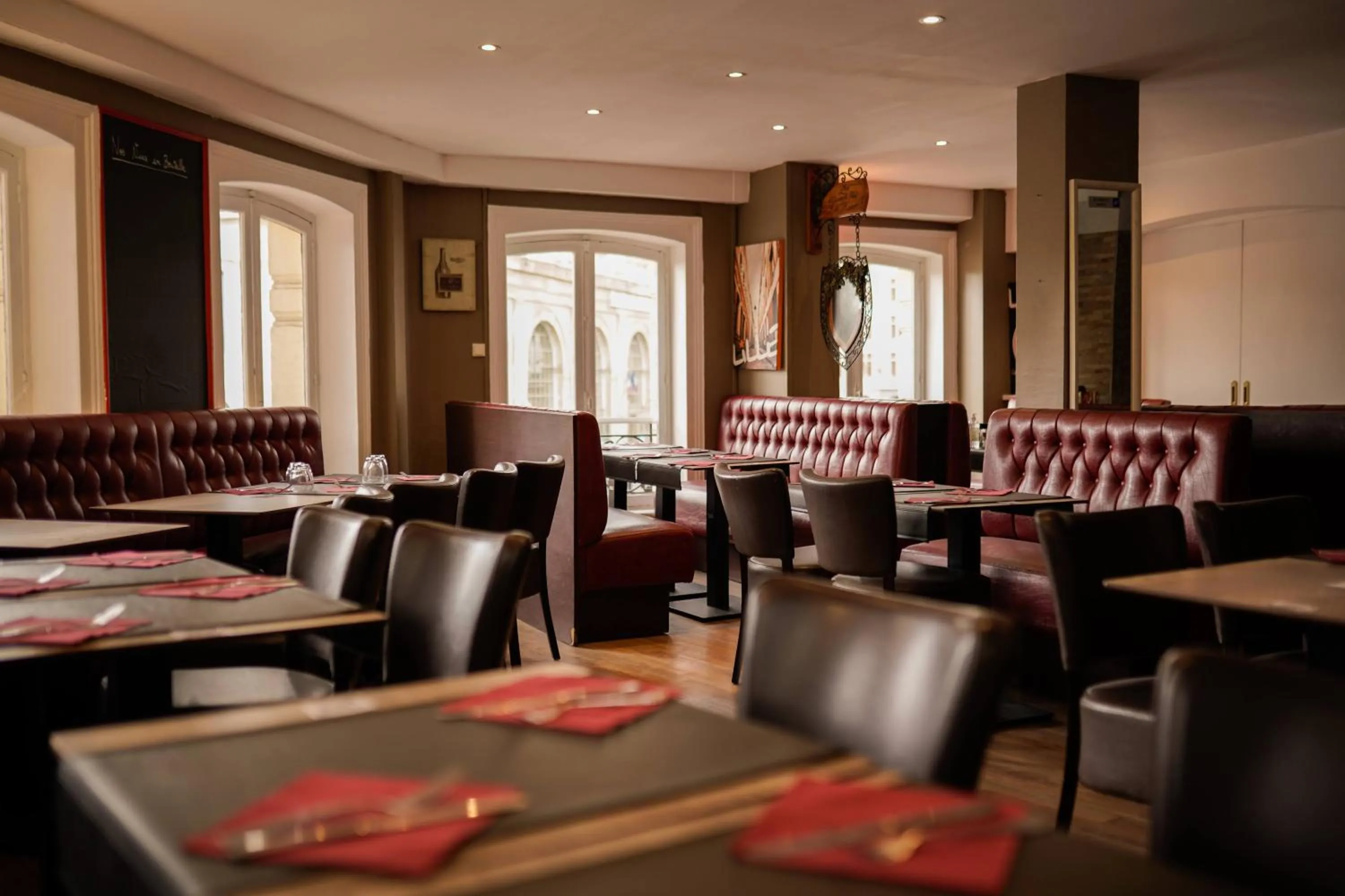 Restaurant/places to eat in Le Napoleon