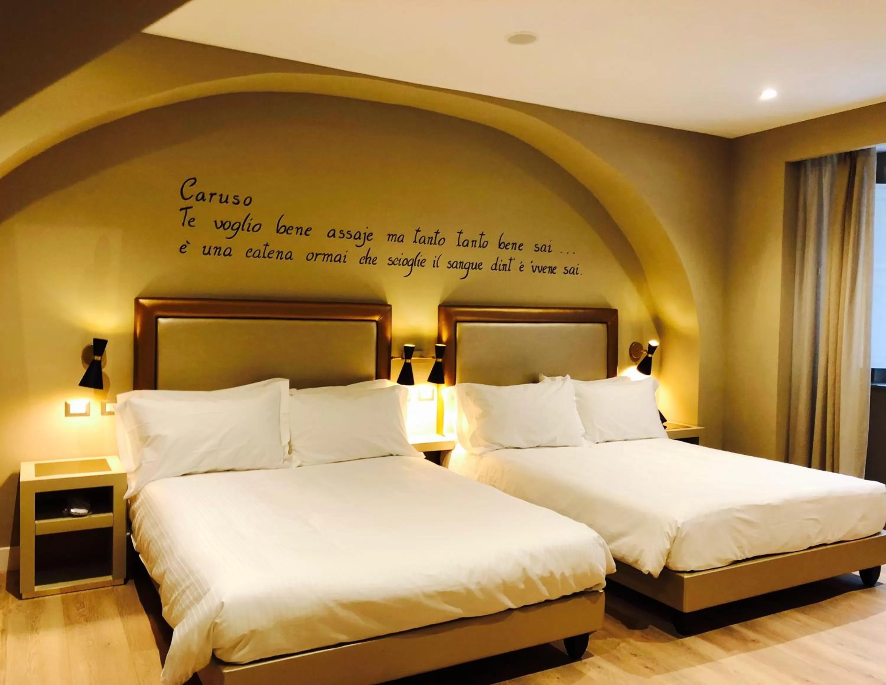 Bed in Caruso Place Luxury Rooms & Suites