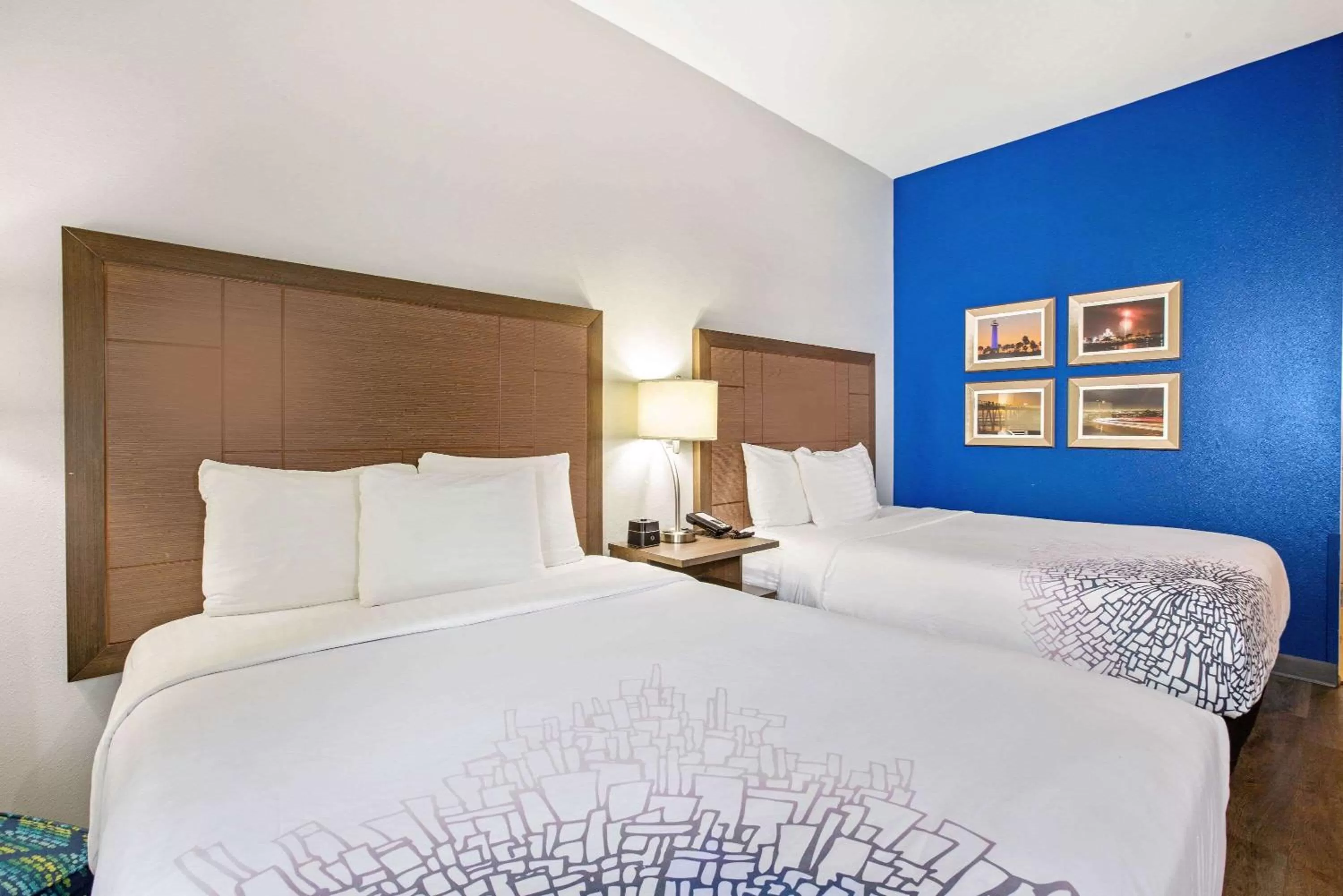 Photo of the whole room, Bed in La Quinta by Wyndham NE Long Beach/Cypress