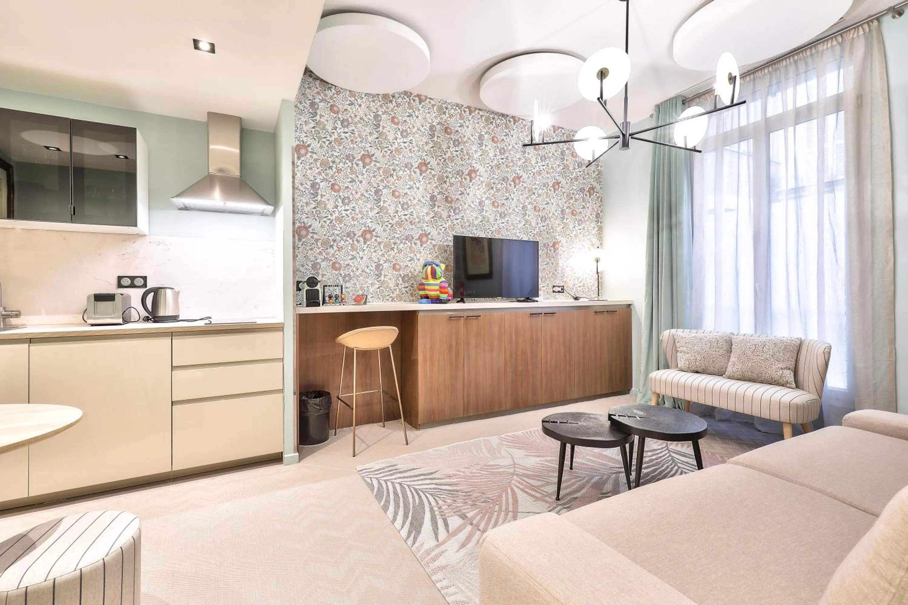 TV and multimedia in Hotel 33 Marbeuf