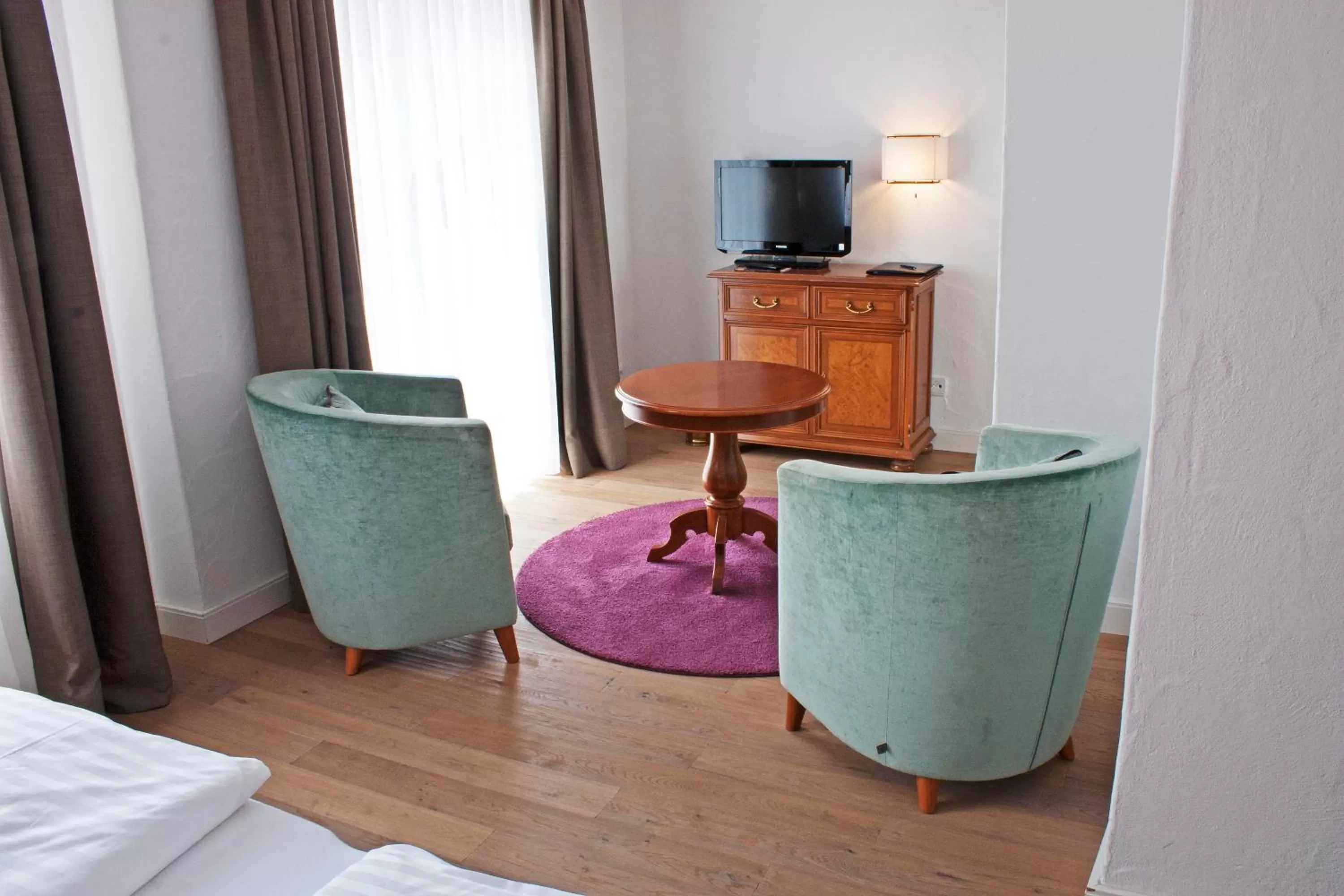 Photo of the whole room, Bed in Hotel Bayerischer Hof