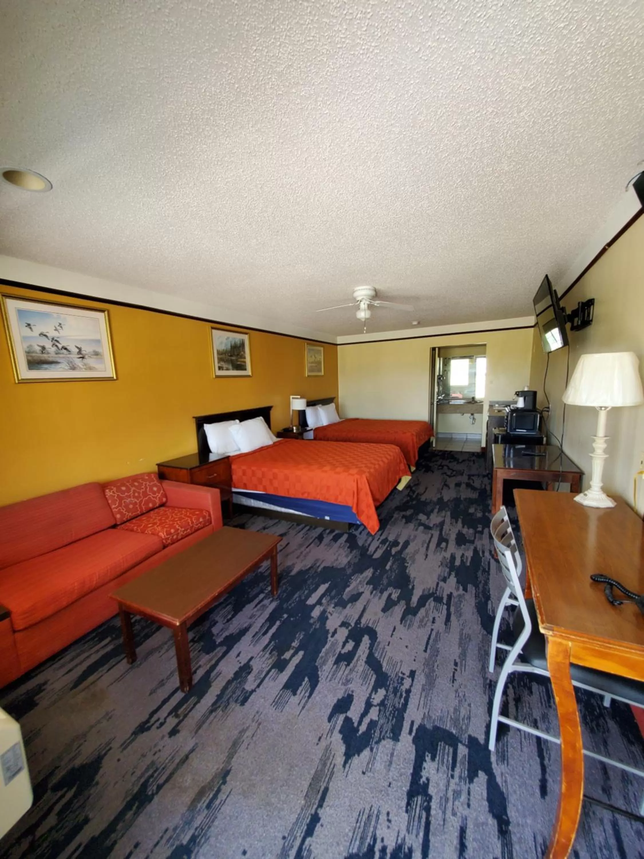 Deluxe Inn and Suites