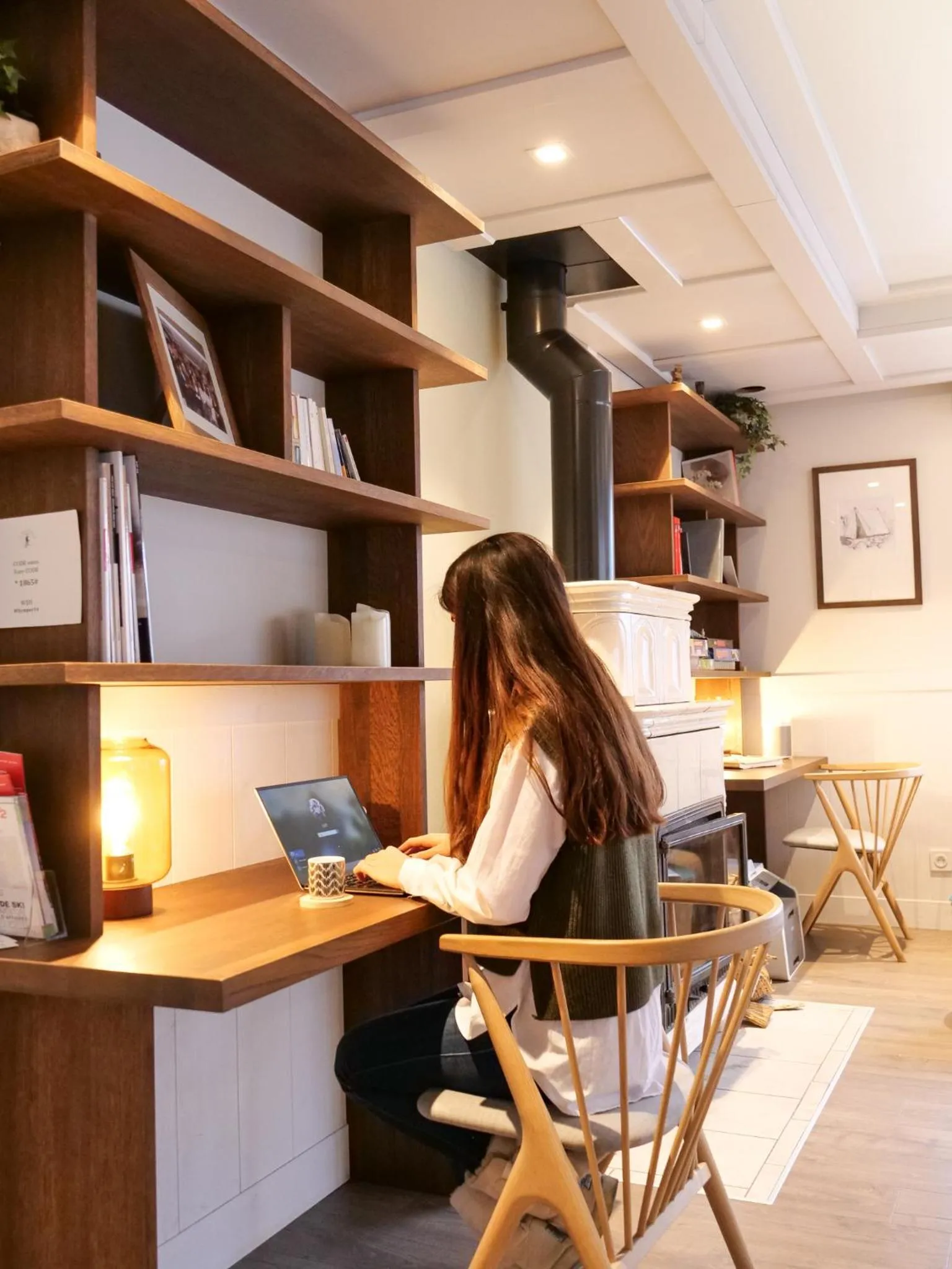 Communal lounge/ TV room in Chalet hôtel le Whymper